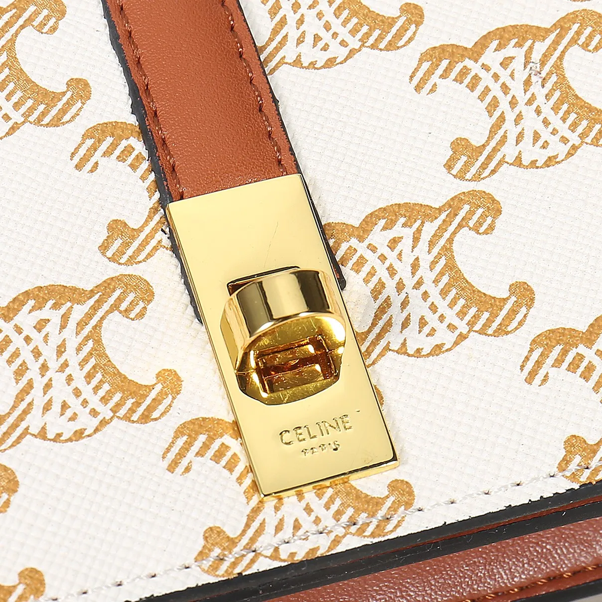 💰170, Celine's latest chain card holder, TRIOMPHE flip chain card holder, can be worn cross-body, classic pattern with plain microfiber interior, rotating lock closure, 1 thickened main compartment, 2 inner card slots. No.: 10M472 Size: 10.5x8.5x3 cm