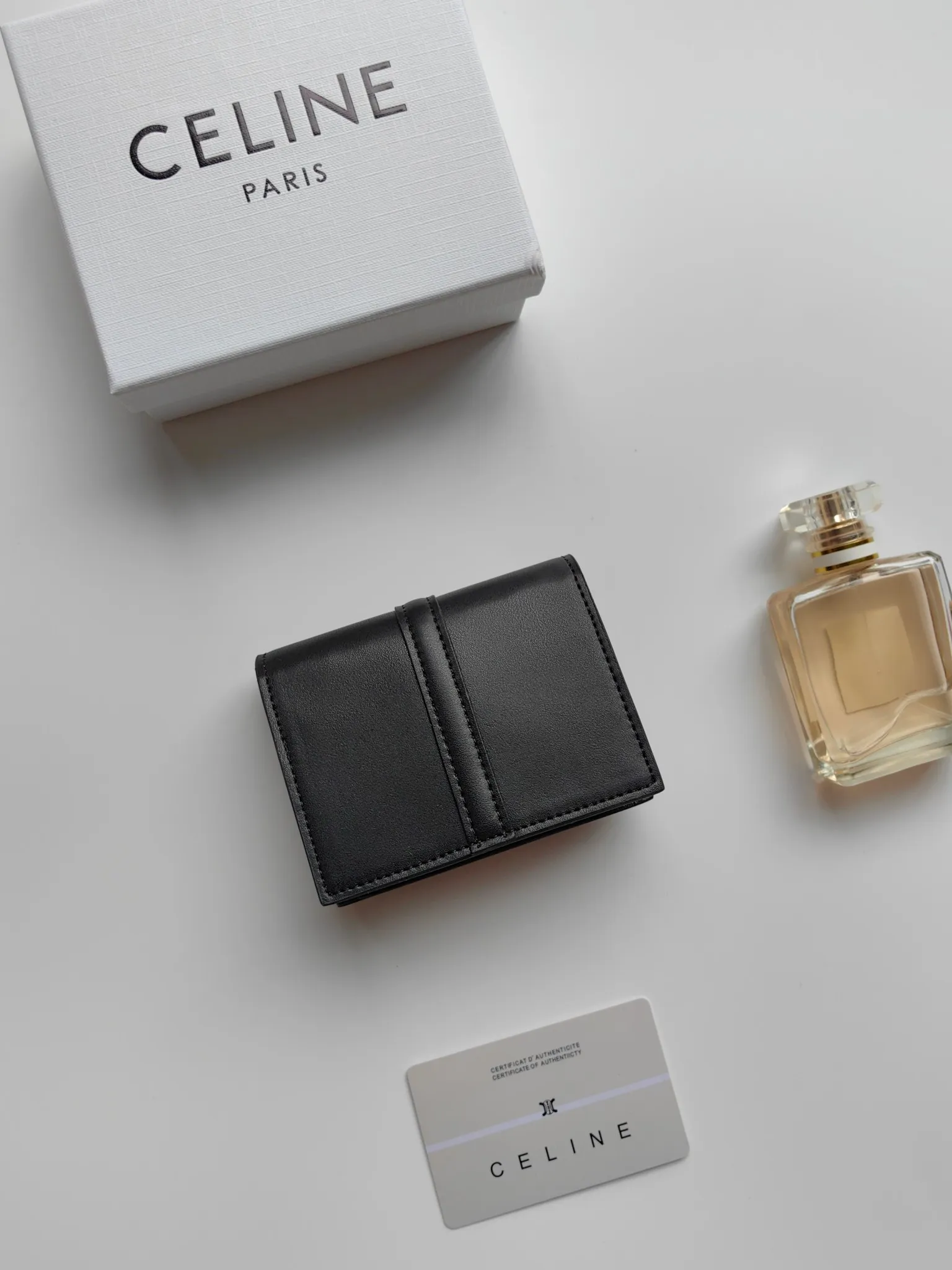 💰130, Celine's new card holder, TRIOMPHE flip card holder, classic pattern with plain microfiber inside, rotating lock closure, 1 thickened main compartment, 2 inner card slots. No.: 10M473 Size: 10.5x8.5x3 cm