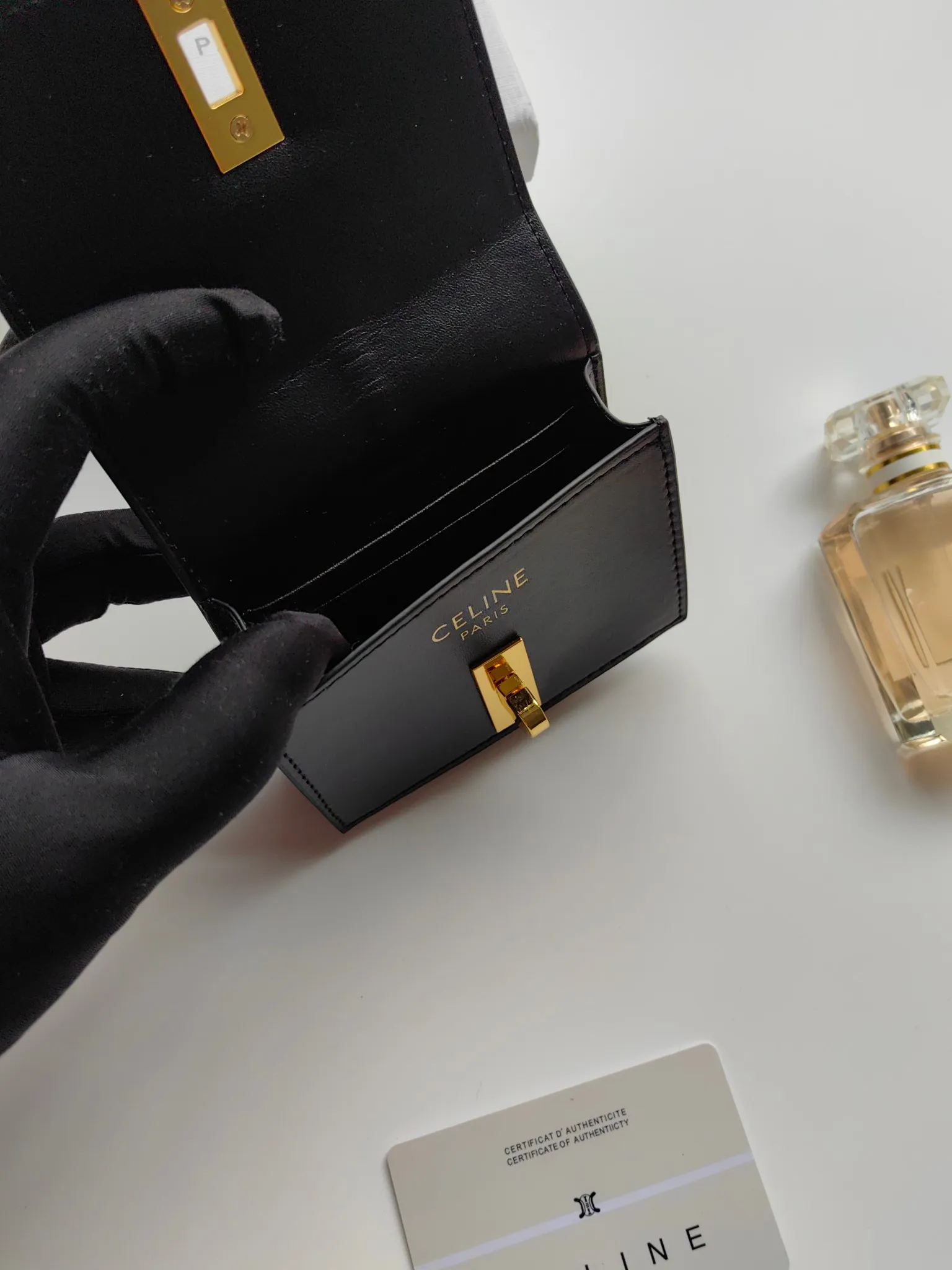 💰130, Celine's new card holder, TRIOMPHE flip card holder, classic pattern with plain microfiber inside, rotating lock closure, 1 thickened main compartment, 2 inner card slots. No.: 10M473 Size: 10.5x8.5x3 cm