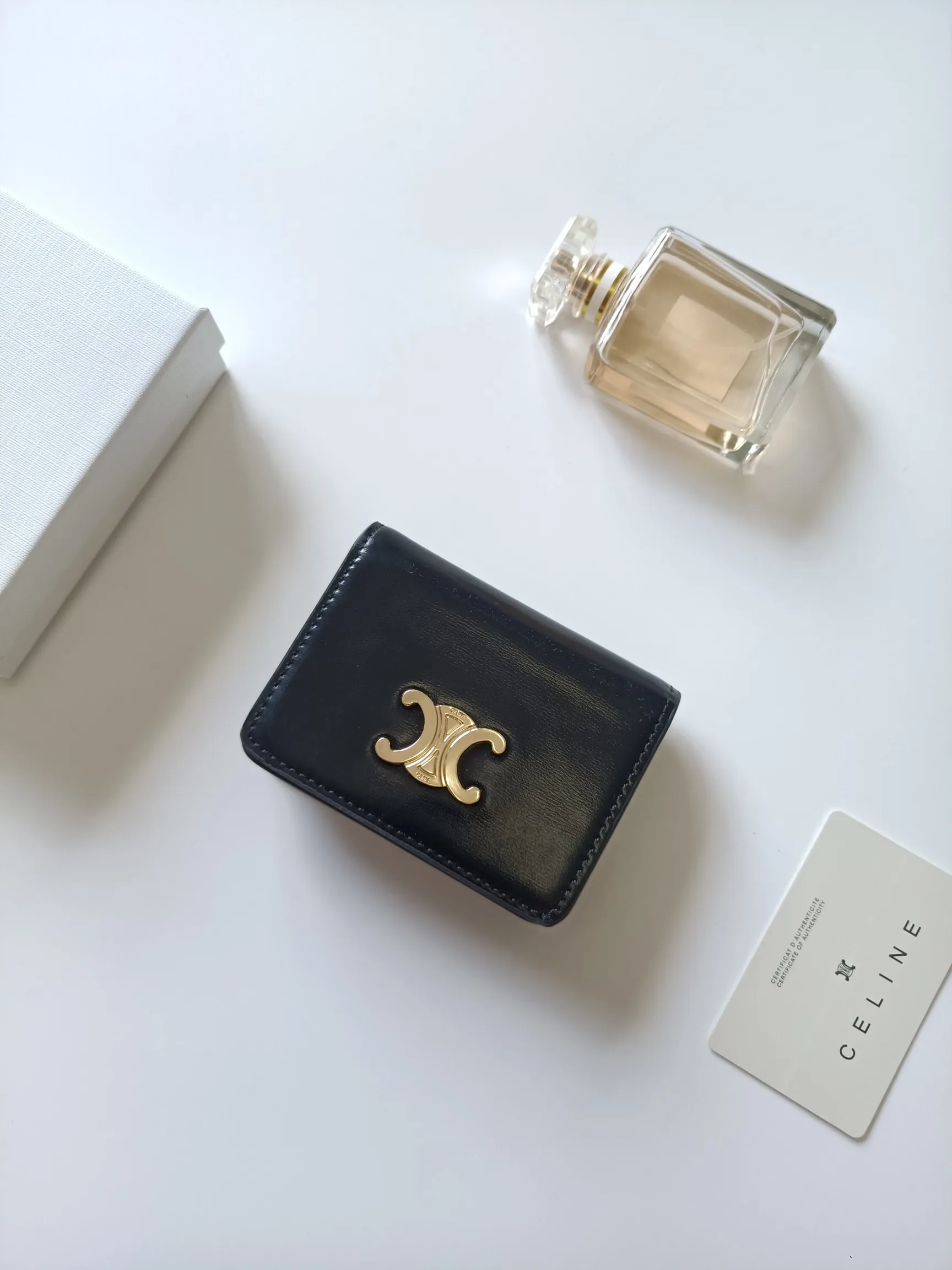 ￥140 Celine classic card holder, TRIOMPHE business card holder, large cowhide interior with plain microfiber TRIOMPHE CANVAS logo print, gold finish TRIOMPHE metal snap closure, 1 zipper coin pocket, 5 card slots, 1 banknote pocket, 1 flat pocket No.: 10K623 Size: 11 X 9 X 3cm
