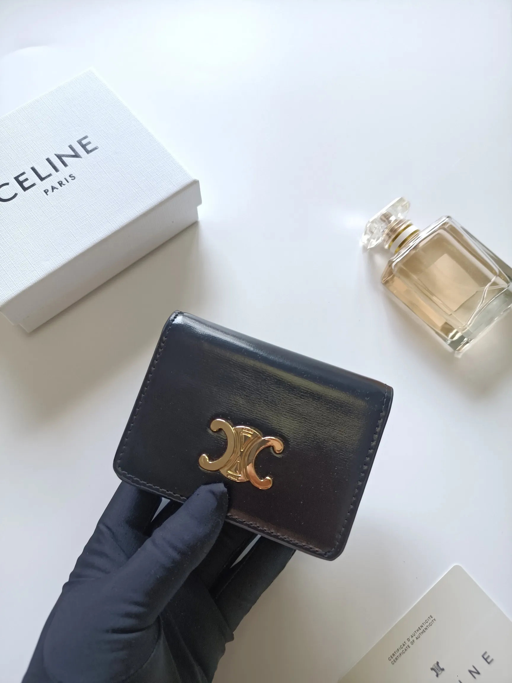 ￥140 Celine classic card holder, TRIOMPHE business card holder, large cowhide interior with plain microfiber TRIOMPHE CANVAS logo print, gold finish TRIOMPHE metal snap closure, 1 zipper coin pocket, 5 card slots, 1 banknote pocket, 1 flat pocket No.: 10K623 Size: 11 X 9 X 3cm