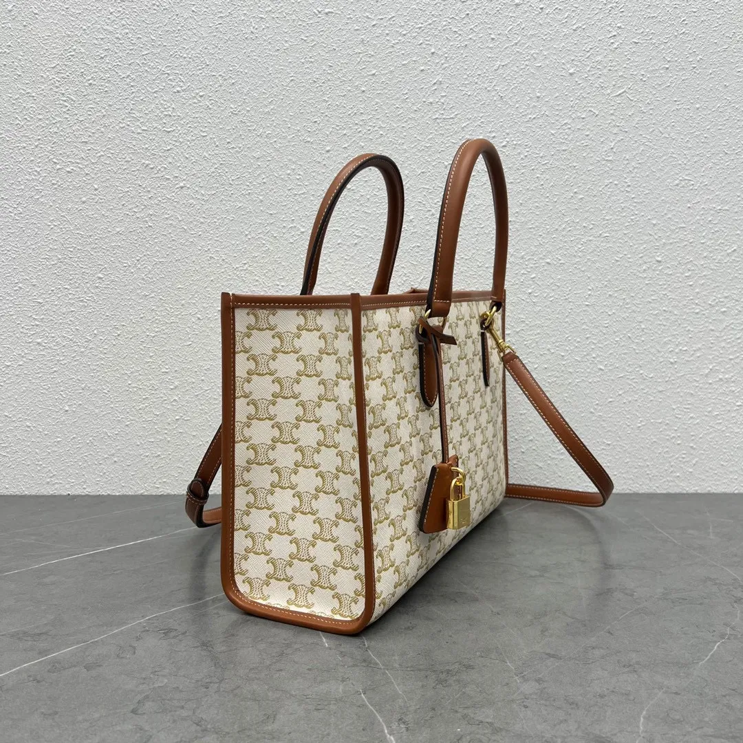New products online 🅰️🅰️ CE has a new small tote, and the presbyopia tote is a practical large bag ~ The style is generous and practical and fashionable. The overall color of the presbyopia large bag of this size is darker and low-key, and the various combinations make commuting with details. Wear-resistant presbyopic material, not delicate and not easy to get dirty, and the handle has a good grip‼ ️ It is very light in weight and very convenient. This large-capacity bag is really suitable for office workers!  Capacity: It has a large capacity, so it is stress-free for daily commuting and going to work. It is also very suitable to be used as a luggage bag even for short-distance business trips‼ ️ Matching: versatile style, easy to hold in various styles, perfect for commuting‼ ️ Style number: 199742 Beige white brown Size: 34×12.5×23