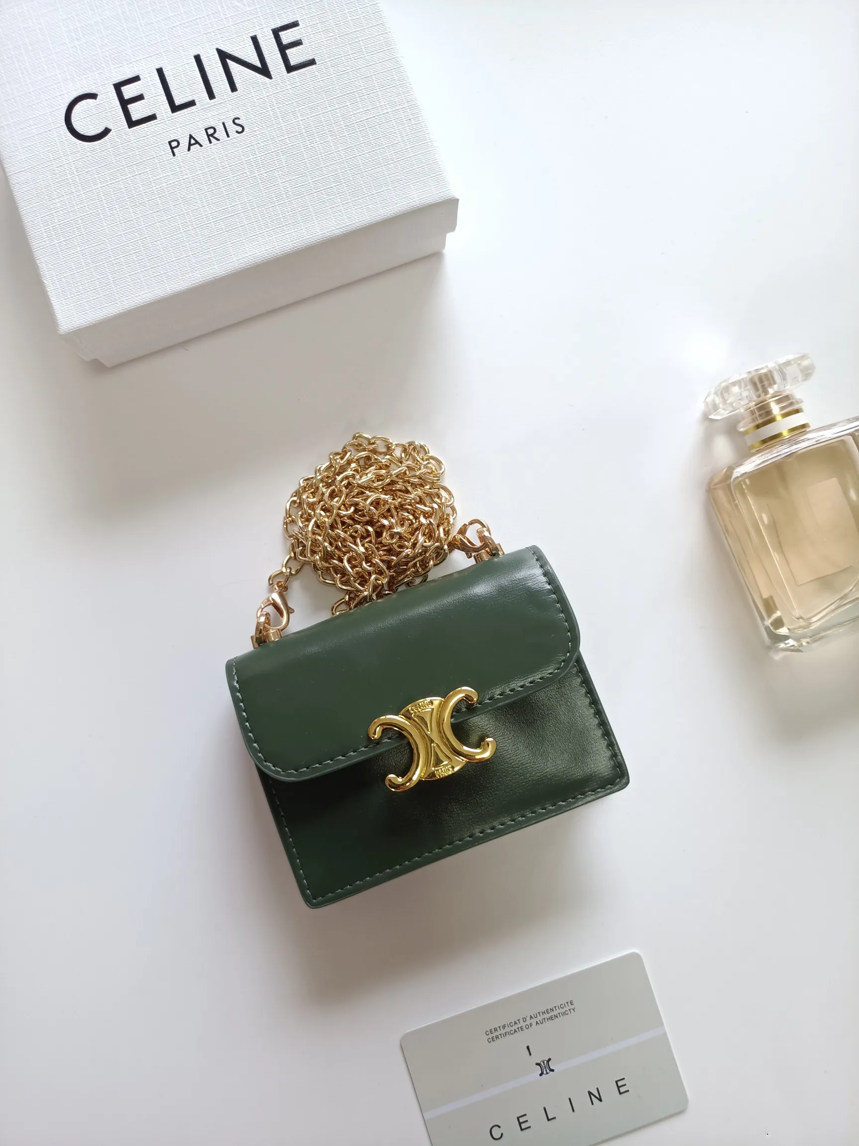 💰160 Celine's new chain TRIOMPHE business card bag, which can be worn cross-body, has a classic pattern with plain microfiber on the inside, gold-finished TRIOMPHE metal snap closure, 1 thickened main compartment, and 3 inner card slots. No.: 10N062 Size: 10.5x8.5x3 cm