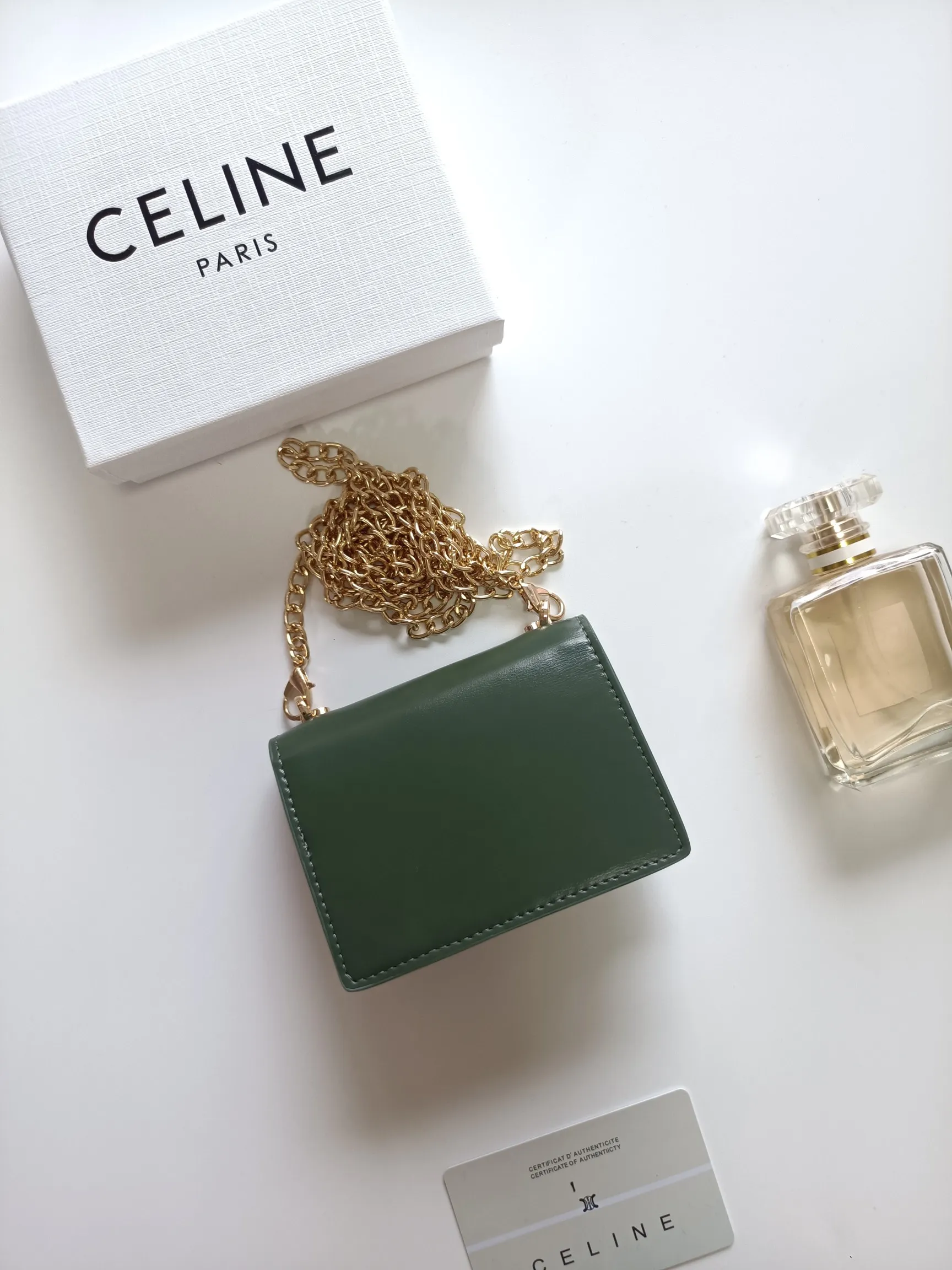 💰160 Celine's new chain TRIOMPHE business card bag, which can be worn cross-body, has a classic pattern with plain microfiber on the inside, gold-finished TRIOMPHE metal snap closure, 1 thickened main compartment, and 3 inner card slots. No.: 10N062 Size: 10.5x8.5x3 cm