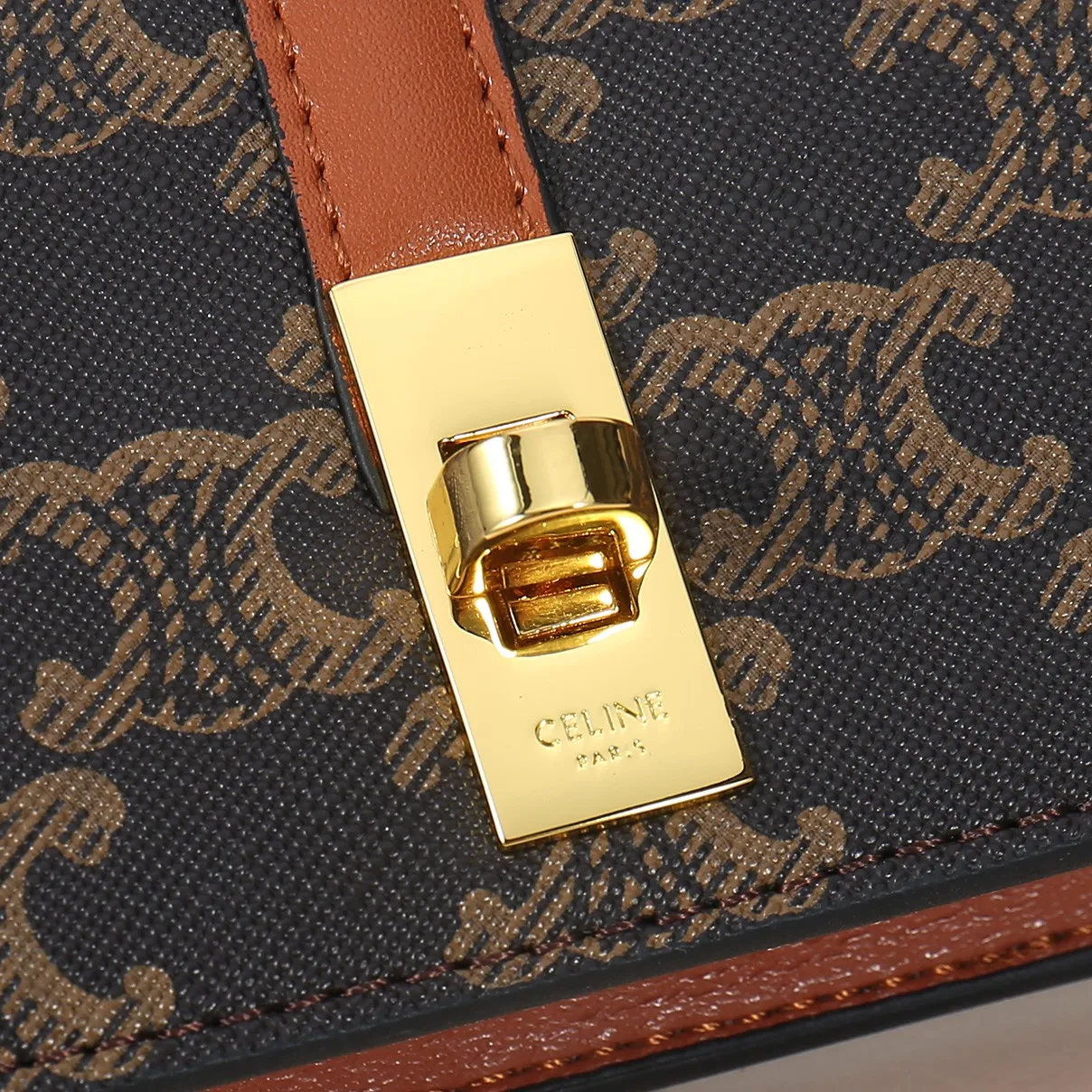 💰130, Celine's new card holder, TRIOMPHE flip card holder, classic pattern with plain microfiber inside, rotating lock closure, 1 thickened main compartment, 2 inner card slots. No.: 10M473 Size: 10.5x8.5x3 cm