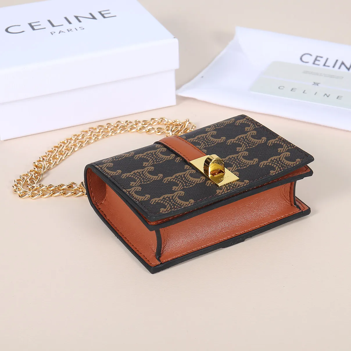 💰140, Celine's latest chain card holder, TRIOMPHE flip chain card holder, can be worn cross-body, classic pattern with plain microfiber interior, rotating lock closure, 1 thickened main compartment, 2 inner card slots. No.: 10M472 Size: 10.5x8.5x3 cm