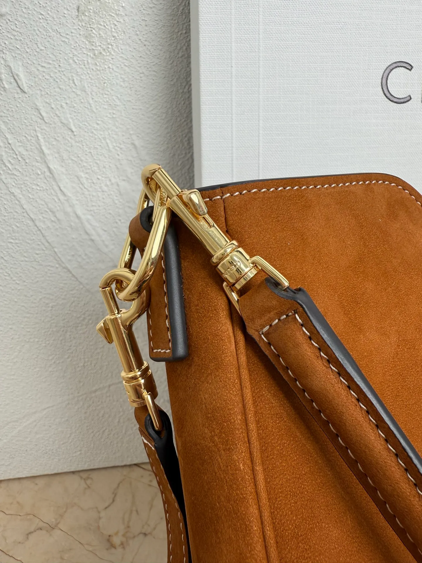 p1600 CAMILLE 16💓2025 New SOFT Small Smooth Cow Leather Handbag👜This model cannot fit larger smart tablets such as IPAD. Cow leather Sheep leather lining Hand carry, shoulder and crossbody Rotary lock closure 1 main compartment 1 inner zipper pocket 1 detachable hand/shoulder strap, length 8.6 inches (22 cm) 1 detachable and adjustable shoulder strap, 9.7 X 8.5 X 2 inches (24.5 X 21.5