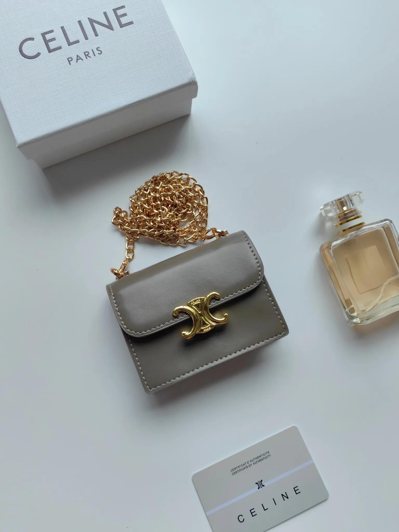💰140 Celine's new chain TRIOMPHE business card bag, which can be worn cross-body, has a classic pattern with plain microfiber on the inside, gold-finished TRIOMPHE metal snap closure, 1 thickened main compartment, and 3 inner card slots. No.: 10N062 Size: 10.5x8.5x3 cm