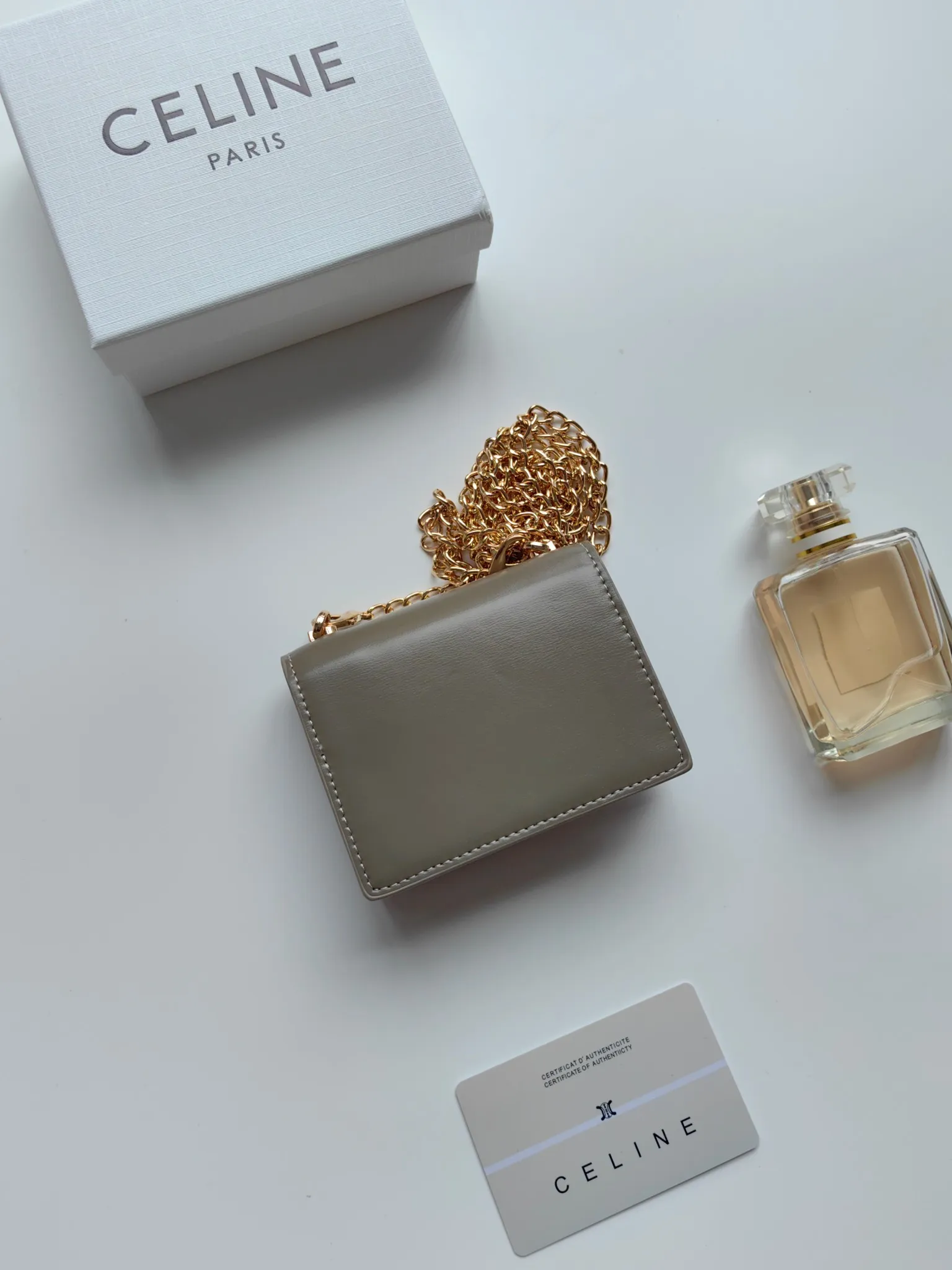 💰140 Celine's new chain TRIOMPHE business card bag, which can be worn cross-body, has a classic pattern with plain microfiber on the inside, gold-finished TRIOMPHE metal snap closure, 1 thickened main compartment, and 3 inner card slots. No.: 10N062 Size: 10.5x8.5x3 cm