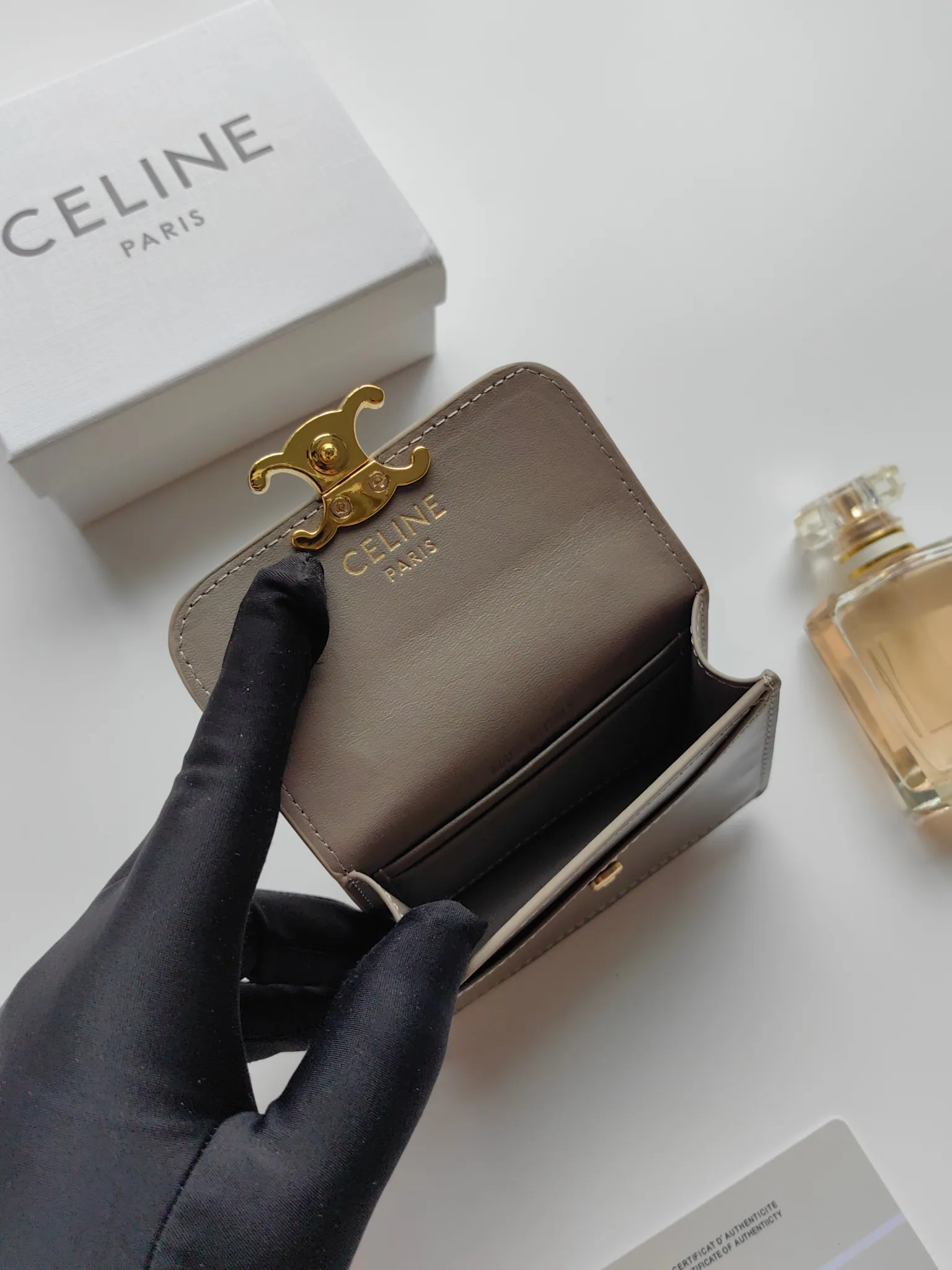 💰140 Celine's new chain TRIOMPHE business card bag, which can be worn cross-body, has a classic pattern with plain microfiber on the inside, gold-finished TRIOMPHE metal snap closure, 1 thickened main compartment, and 3 inner card slots. No.: 10N062 Size: 10.5x8.5x3 cm