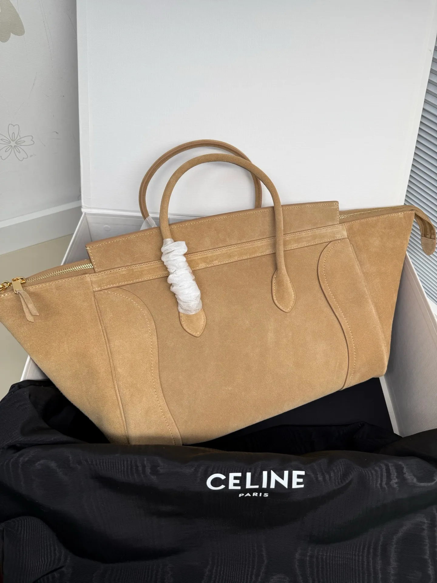 1050 new products are online 🅰️🅰️ 26 spring series new smiley bag 👛 😐change🙂, CE smiley bag is back with a new look! CE PRINTEMPS 2026 Spring Series! NEW LUGGAGE The new version of the smiley bag, the classic in memory, is now available again! 👜Lightweight material and modern lines are still the most recognizable It Bag! Showing a simple and neat modern temperament. The new creative director Michael Rider made a surprise return of the "Smiley Face Bag" at his 2026 spring debut. The smooth, delicate and lustrous leather, backstitching technology and piping design create a soft and round horizontal outline. The side zipper design presents a unique smile arc, cleverly echoing the name of the "Smiley Face Bag". The classic design is reinterpreted through modern silhouettes, making the overall design more lightweight and versatile, presenting an elegant yet casual style! Style number: 123693 Color: Frosted Size: Bottom 36x22x16cm Bag opening 56cm