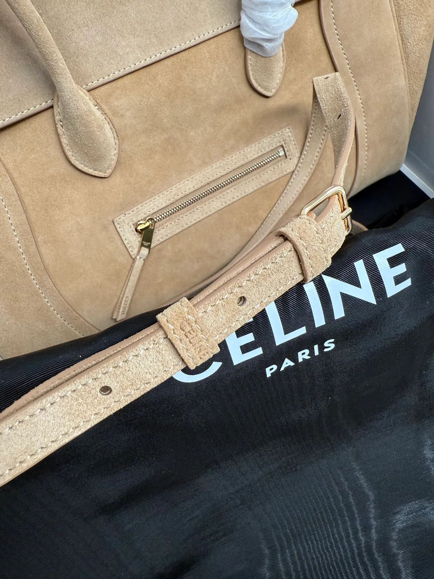 1050 new products are online 🅰️🅰️ 26 spring series new smiley bag 👛 😐change🙂, CE smiley bag is back with a new look! CE PRINTEMPS 2026 Spring Series! NEW LUGGAGE The new version of the smiley bag, the classic in memory, is now available again! 👜Lightweight material and modern lines are still the most recognizable It Bag! Showing a simple and neat modern temperament. The new creative director Michael Rider made a surprise return of the "Smiley Face Bag" at his 2026 spring debut. The smooth, delicate and lustrous leather, backstitching technology and piping design create a soft and round horizontal outline. The side zipper design presents a unique smile arc, cleverly echoing the name of the "Smiley Face Bag". The classic design is reinterpreted through modern silhouettes, making the overall design more lightweight and versatile, presenting an elegant yet casual style! Style number: 123693 Color: Frosted Size: Bottom 36x22x16cm Bag opening 56cm