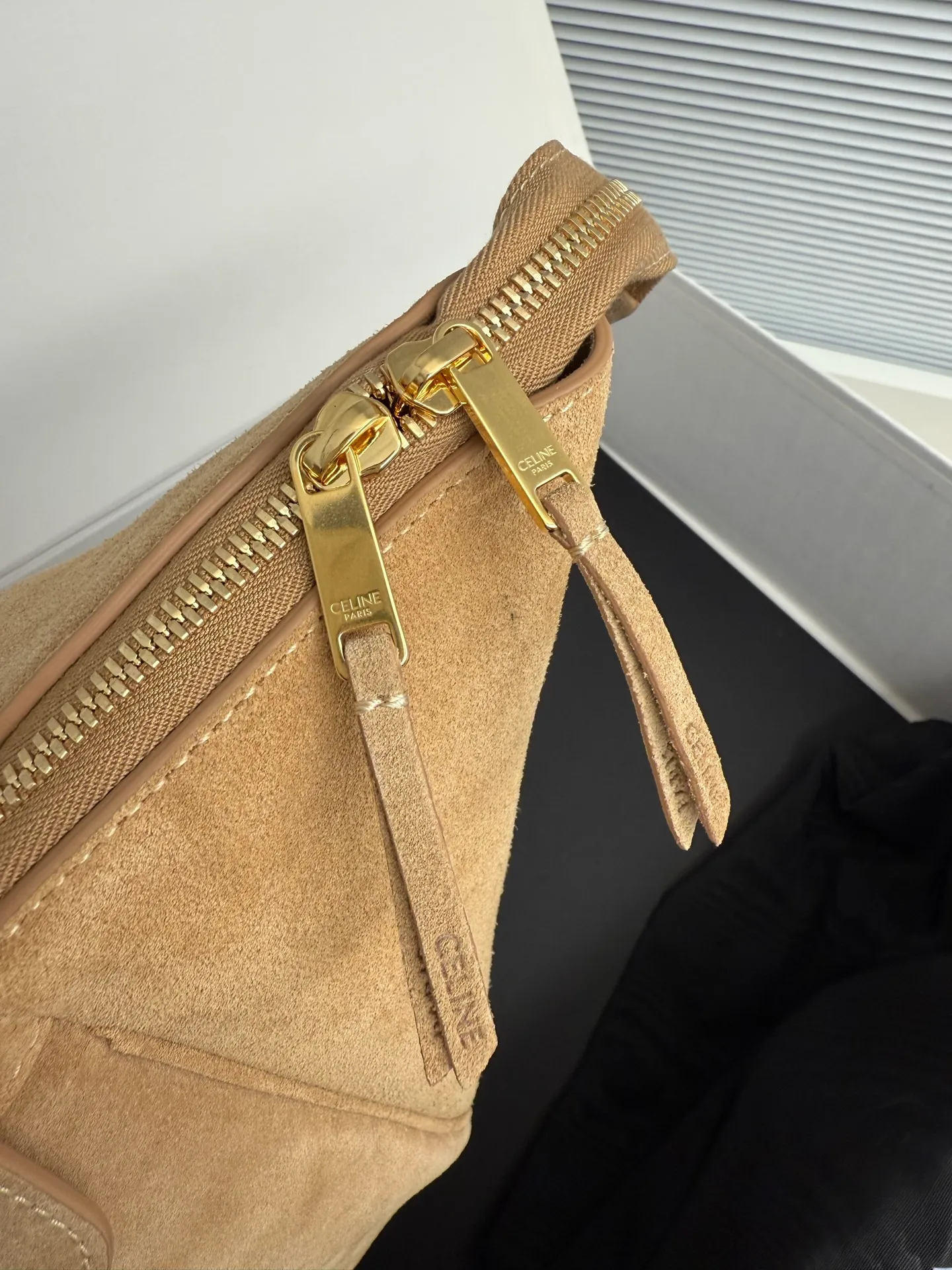 1050 new products are online 🅰️🅰️ 26 spring series new smiley bag 👛 😐change🙂, CE smiley bag is back with a new look! CE PRINTEMPS 2026 Spring Series! NEW LUGGAGE The new version of the smiley bag, the classic in memory, is now available again! 👜Lightweight material and modern lines are still the most recognizable It Bag! Showing a simple and neat modern temperament. The new creative director Michael Rider made a surprise return of the "Smiley Face Bag" at his 2026 spring debut. The smooth, delicate and lustrous leather, backstitching technology and piping design create a soft and round horizontal outline. The side zipper design presents a unique smile arc, cleverly echoing the name of the "Smiley Face Bag". The classic design is reinterpreted through modern silhouettes, making the overall design more lightweight and versatile, presenting an elegant yet casual style! Style number: 123693 Color: Frosted Size: Bottom 36x22x16cm Bag opening 56cm