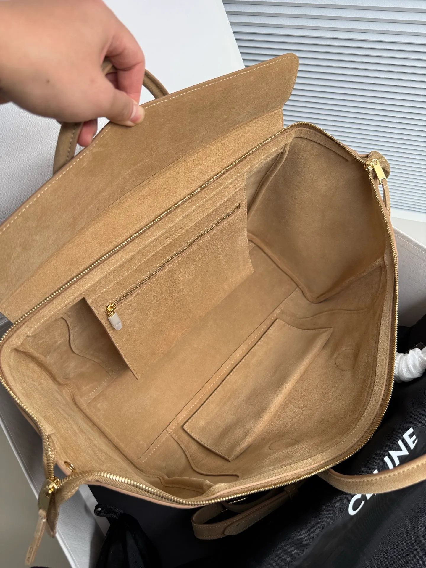 1050 new products are online 🅰️🅰️ 26 spring series new smiley bag 👛 😐change🙂, CE smiley bag is back with a new look! CE PRINTEMPS 2026 Spring Series! NEW LUGGAGE The new version of the smiley bag, the classic in memory, is now available again! 👜Lightweight material and modern lines are still the most recognizable It Bag! Showing a simple and neat modern temperament. The new creative director Michael Rider made a surprise return of the "Smiley Face Bag" at his 2026 spring debut. The smooth, delicate and lustrous leather, backstitching technology and piping design create a soft and round horizontal outline. The side zipper design presents a unique smile arc, cleverly echoing the name of the "Smiley Face Bag". The classic design is reinterpreted through modern silhouettes, making the overall design more lightweight and versatile, presenting an elegant yet casual style! Style number: 123693 Color: Frosted Size: Bottom 36x22x16cm Bag opening 56cm