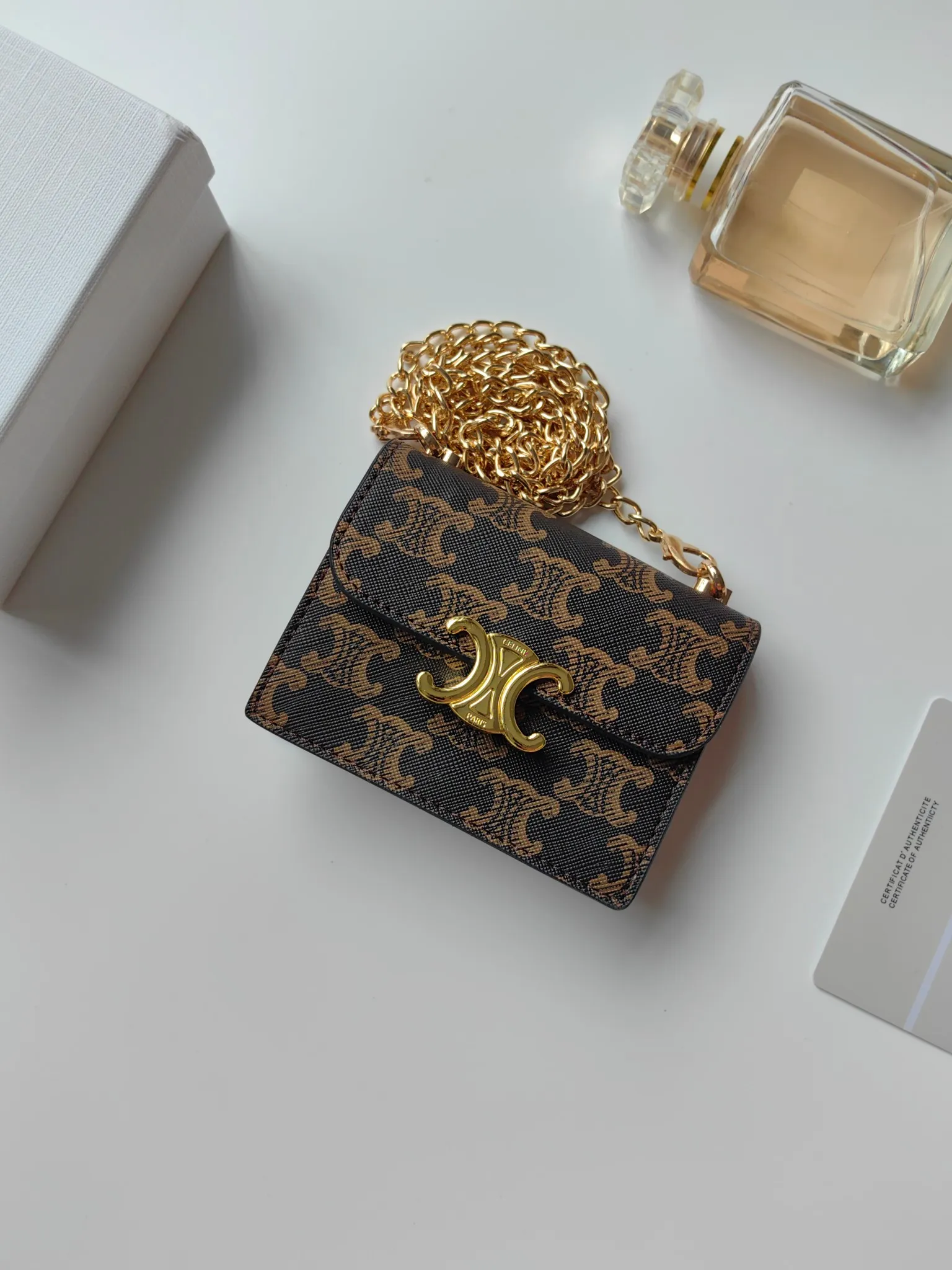 💰140 Celine's new chain TRIOMPHE business card bag, which can be worn cross-body, has a classic pattern with plain microfiber on the inside, gold-finished TRIOMPHE metal snap closure, 1 thickened main compartment, and 3 inner card slots. No.: 10N062 Size: 10.5x8.5x3 cm