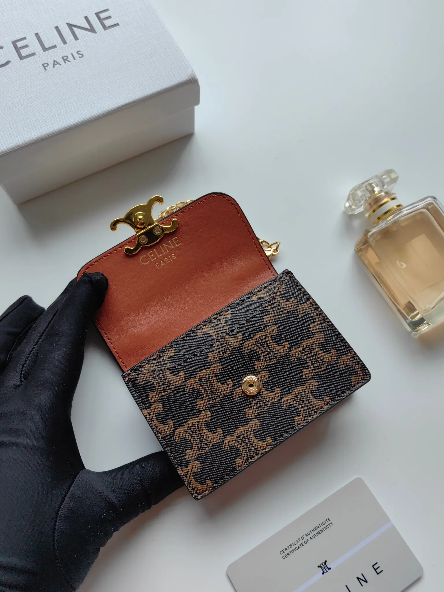 💰140 Celine's new chain TRIOMPHE business card bag, which can be worn cross-body, has a classic pattern with plain microfiber on the inside, gold-finished TRIOMPHE metal snap closure, 1 thickened main compartment, and 3 inner card slots. No.: 10N062 Size: 10.5x8.5x3 cm