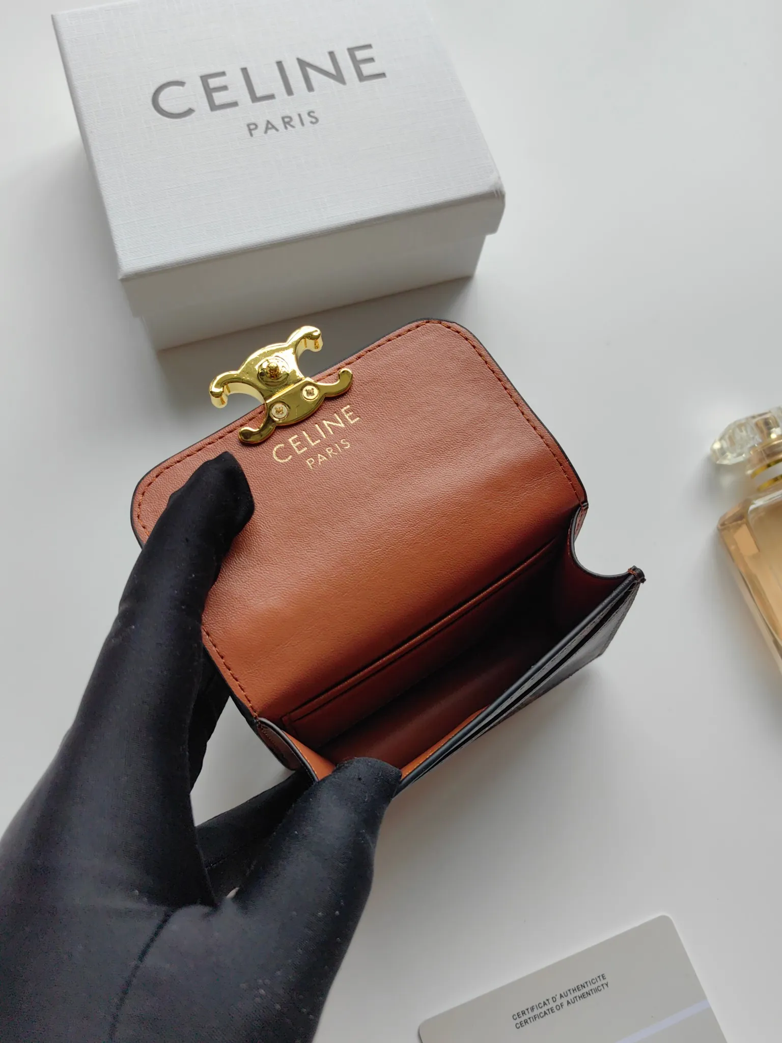 💰140 Celine's new chain TRIOMPHE business card bag, which can be worn cross-body, has a classic pattern with plain microfiber on the inside, gold-finished TRIOMPHE metal snap closure, 1 thickened main compartment, and 3 inner card slots. No.: 10N062 Size: 10.5x8.5x3 cm