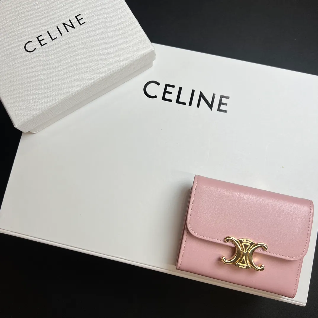 💰150 💎Top quality 🇫🇷 Pink💓 𝗖𝗘𝗟𝗜𝗡𝗘 Arc de Triomphe wallet 2-in-1, full calfskin, second-layer leather, non-transferable ‼ ️ Celine’s new glossy cow leather short coin purse ❤️ TRIOMPHE metallic snaps A small item that enhances taste, a classic and popular model. It is good-looking and easy to use. It is small and portable. All kinds of bank cards and ID documents are easy to throw around. You no longer have to worry about not being able to find it. It is a daily essential item. 5 card slots, 1 banknote slot, 1 detachable card pocket. It is really full of everything even though it is small~ The wallet can be used for a long time without losing any money. The high-end packaging also gives you face, so go ahead. Model: 10l653DS3 / 16332 /10I653 Size: 9.5×7.5×3cm