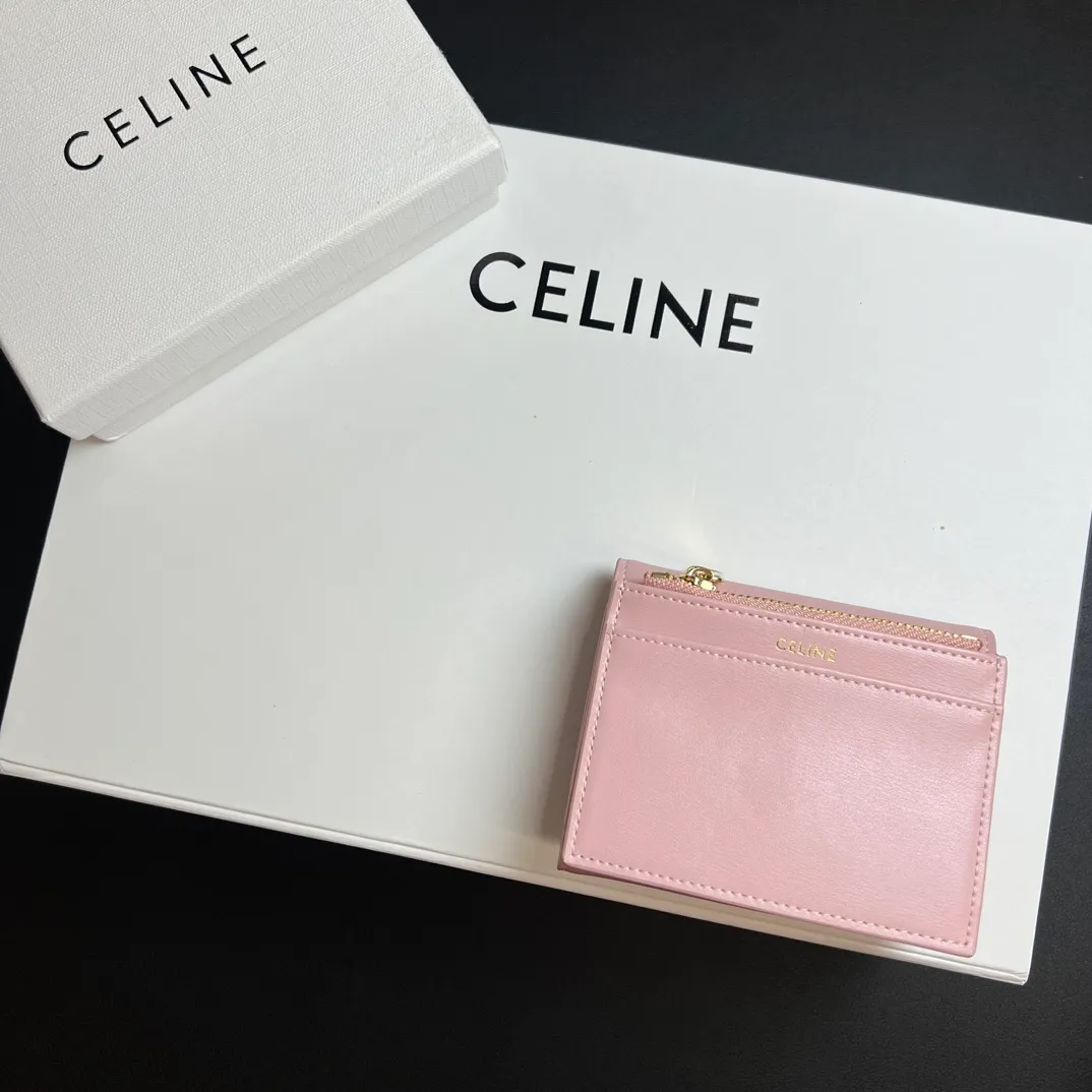 💰150 💎Top quality 🇫🇷 Pink💓 𝗖𝗘𝗟𝗜𝗡𝗘 Arc de Triomphe wallet 2-in-1, full calfskin, second-layer leather, non-transferable ‼ ️ Celine’s new glossy cow leather short coin purse ❤️ TRIOMPHE metallic snaps A small item that enhances taste, a classic and popular model. It is good-looking and easy to use. It is small and portable. All kinds of bank cards and ID documents are easy to throw around. You no longer have to worry about not being able to find it. It is a daily essential item. 5 card slots, 1 banknote slot, 1 detachable card pocket. It is really full of everything even though it is small~ The wallet can be used for a long time without losing any money. The high-end packaging also gives you face, so go ahead. Model: 10l653DS3 / 16332 /10I653 Size: 9.5×7.5×3cm