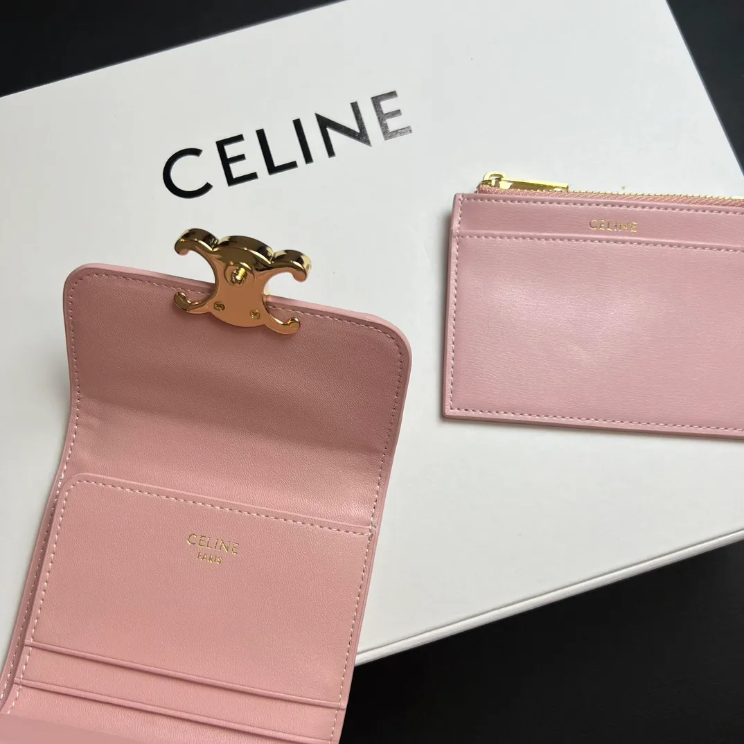💰150 💎Top quality 🇫🇷 Pink💓 𝗖𝗘𝗟𝗜𝗡𝗘 Arc de Triomphe wallet 2-in-1, full calfskin, second-layer leather, non-transferable ‼ ️ Celine’s new glossy cow leather short coin purse ❤️ TRIOMPHE metallic snaps A small item that enhances taste, a classic and popular model. It is good-looking and easy to use. It is small and portable. All kinds of bank cards and ID documents are easy to throw around. You no longer have to worry about not being able to find it. It is a daily essential item. 5 card slots, 1 banknote slot, 1 detachable card pocket. It is really full of everything even though it is small~ The wallet can be used for a long time without losing any money. The high-end packaging also gives you face, so go ahead. Model: 10l653DS3 / 16332 /10I653 Size: 9.5×7.5×3cm