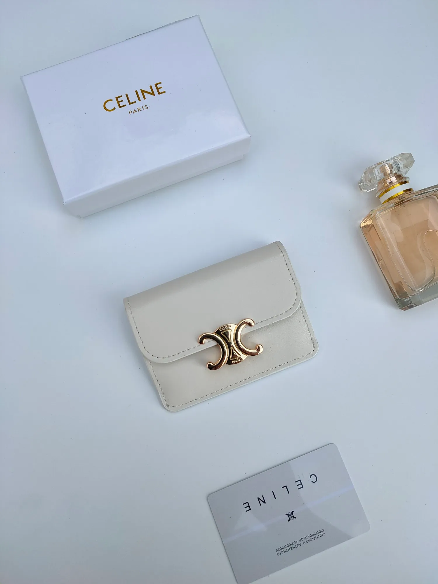 ￥110 CELINE’s latest TRIOMPHE leather flip card holder, gold finish, snap button closure, model number: 101583, size: 10.5*7cm