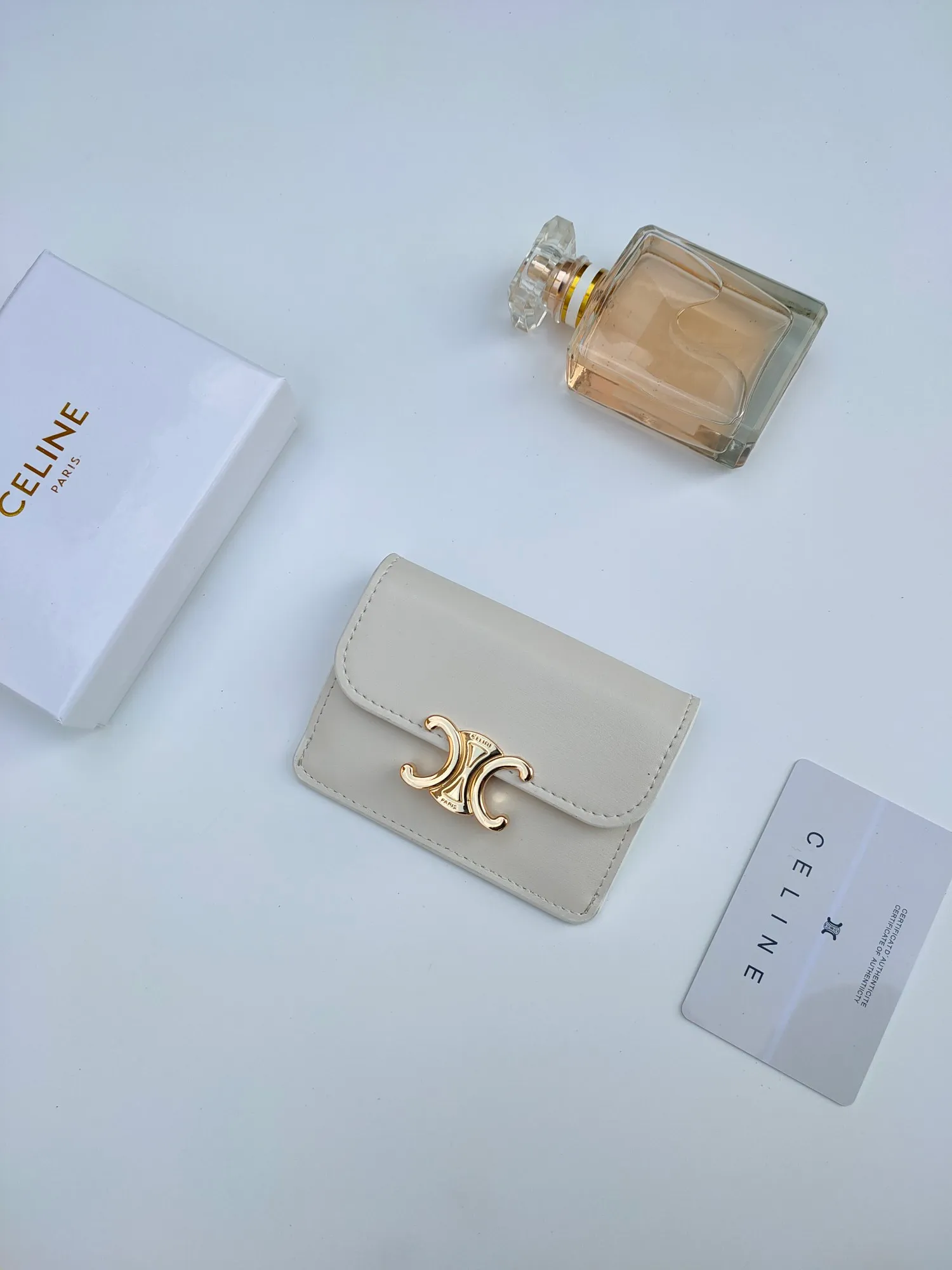 ￥110 CELINE’s latest TRIOMPHE leather flip card holder, gold finish, snap button closure, model number: 101583, size: 10.5*7cm