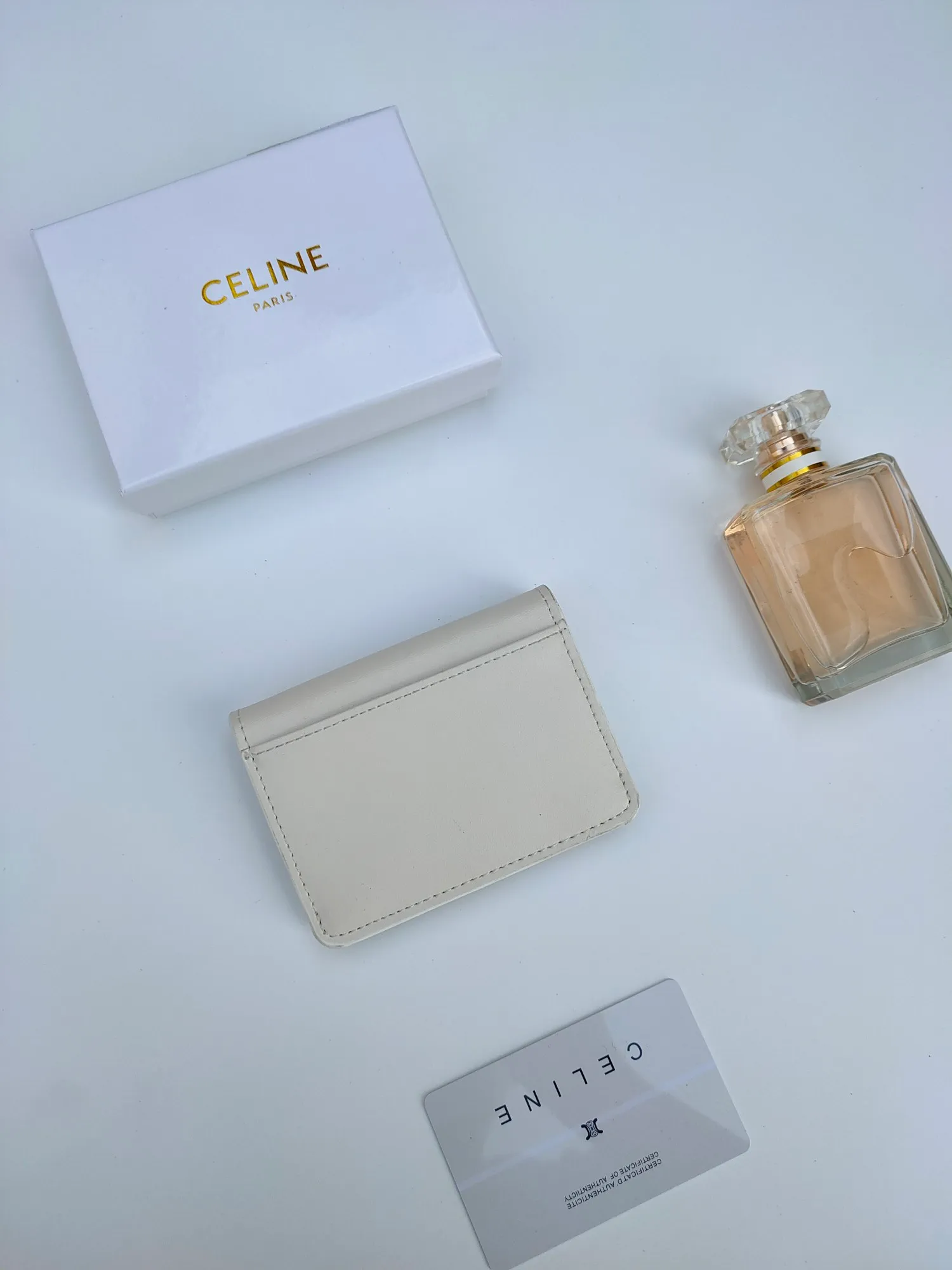 ￥110 CELINE’s latest TRIOMPHE leather flip card holder, gold finish, snap button closure, model number: 101583, size: 10.5*7cm