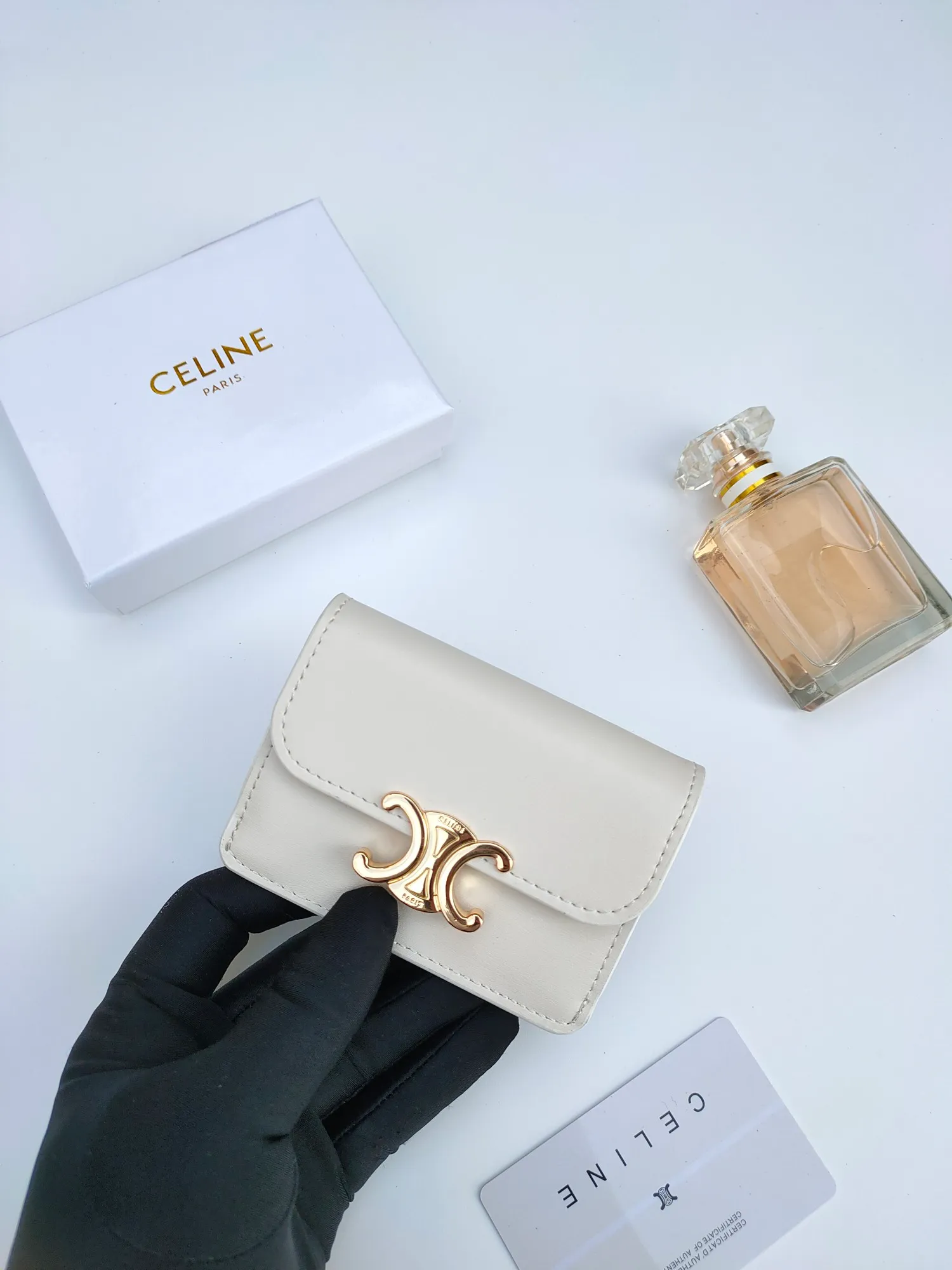 ￥110 CELINE’s latest TRIOMPHE leather flip card holder, gold finish, snap button closure, model number: 101583, size: 10.5*7cm