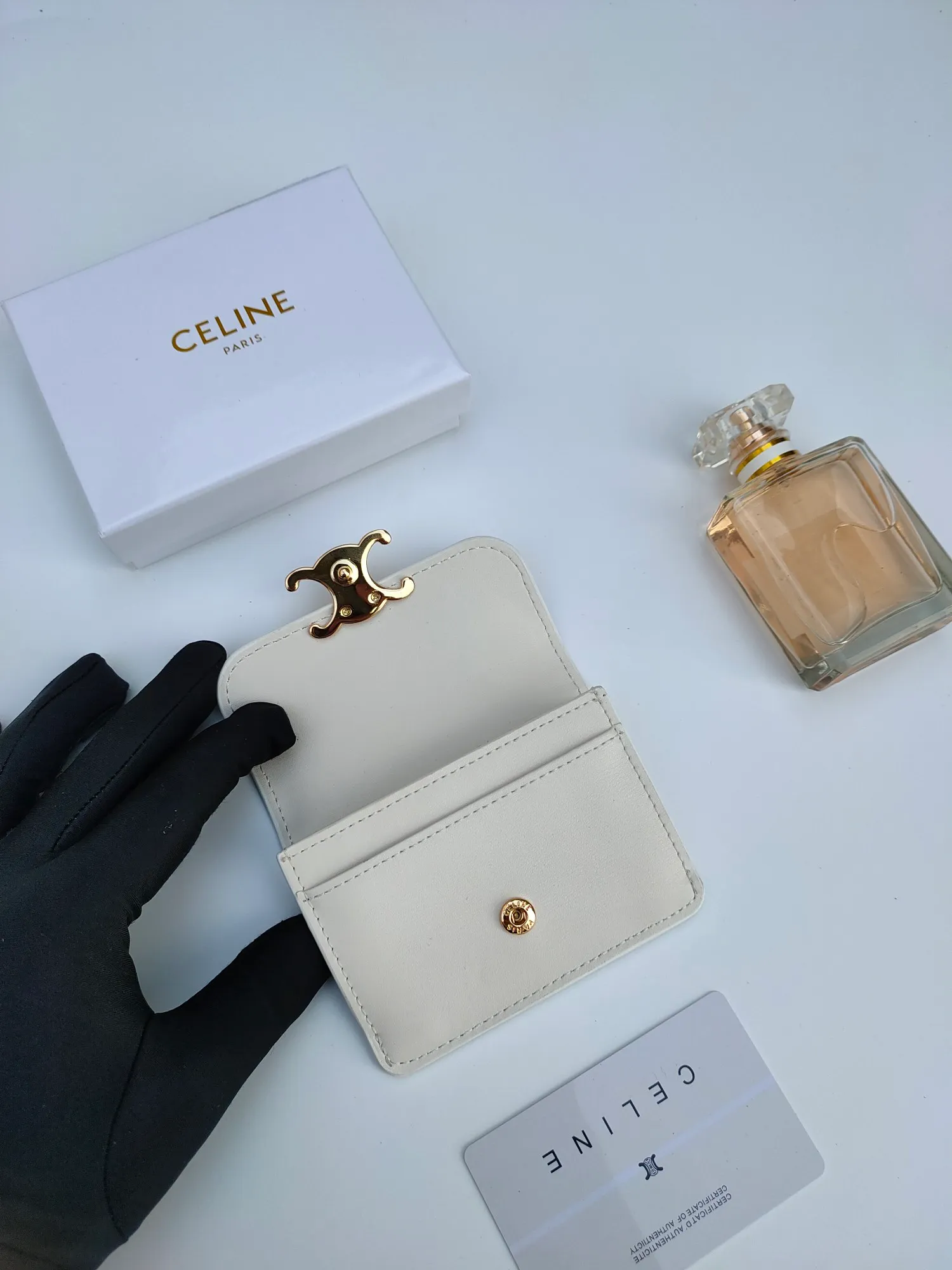￥110 CELINE’s latest TRIOMPHE leather flip card holder, gold finish, snap button closure, model number: 101583, size: 10.5*7cm