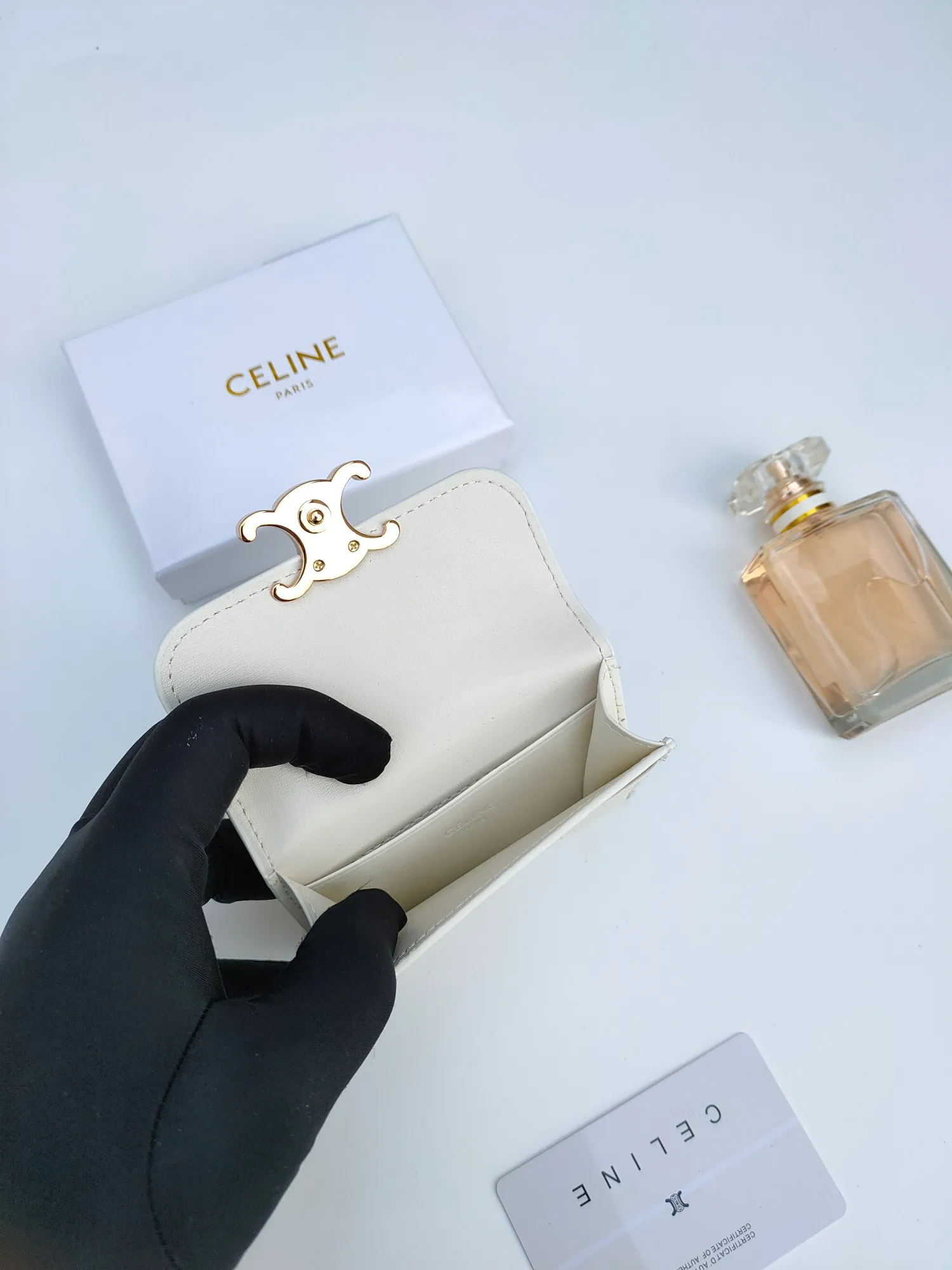 ￥110 CELINE’s latest TRIOMPHE leather flip card holder, gold finish, snap button closure, model number: 101583, size: 10.5*7cm