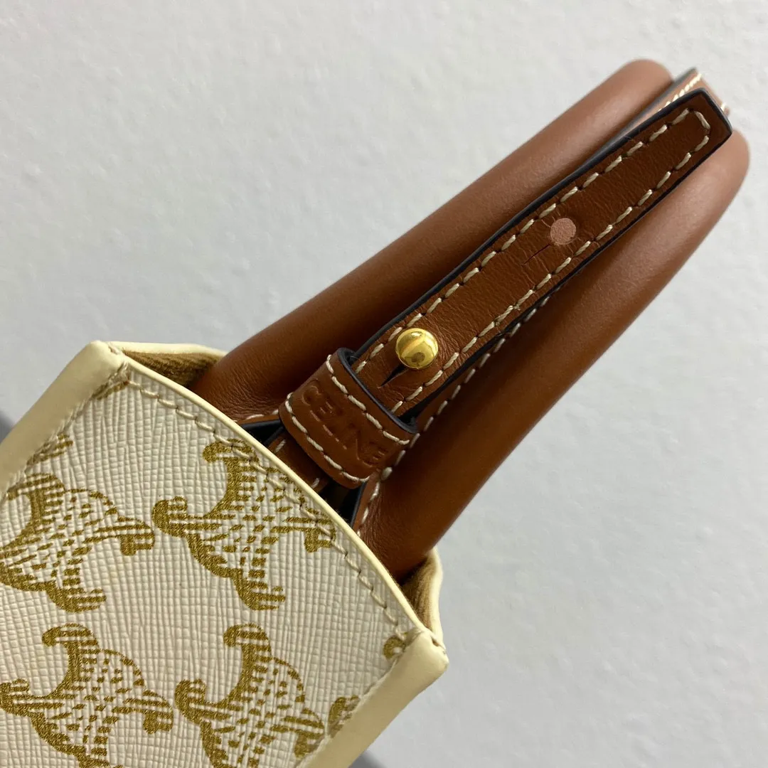 Triomphe Mini Tote 💯 Matched with the elf 〰️ It’s not too cute. It’s an irresistible charm for all the beauties 🤳🏻 Beige Yellow Crane Brown Size: 17-20-6