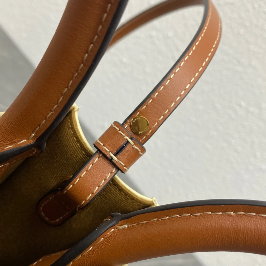 Triomphe Mini Tote 💯 Matched with the elf 〰️ It’s not too cute. It’s an irresistible charm for all the beauties 🤳🏻 Beige Yellow Crane Brown Size: 17-20-6