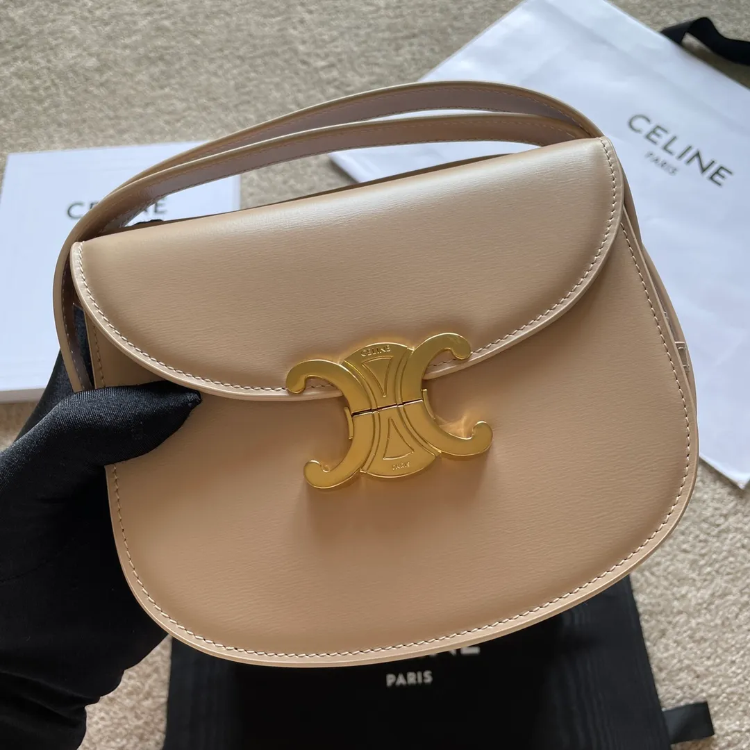 The new TEEN BESACE TRIOMPHE metal lock depicts the iconic style. Glossy cow leather handbag. The bag is made of cow leather. Sheep leather lining. Suitable for crossbody and shoulder carry. Metal TRIOMPHE logo closure. 3 inner compartments. Internal zipper pocket and flat pocket. Model: 110413. Size: 18.5*16*6🌺🌺🌺