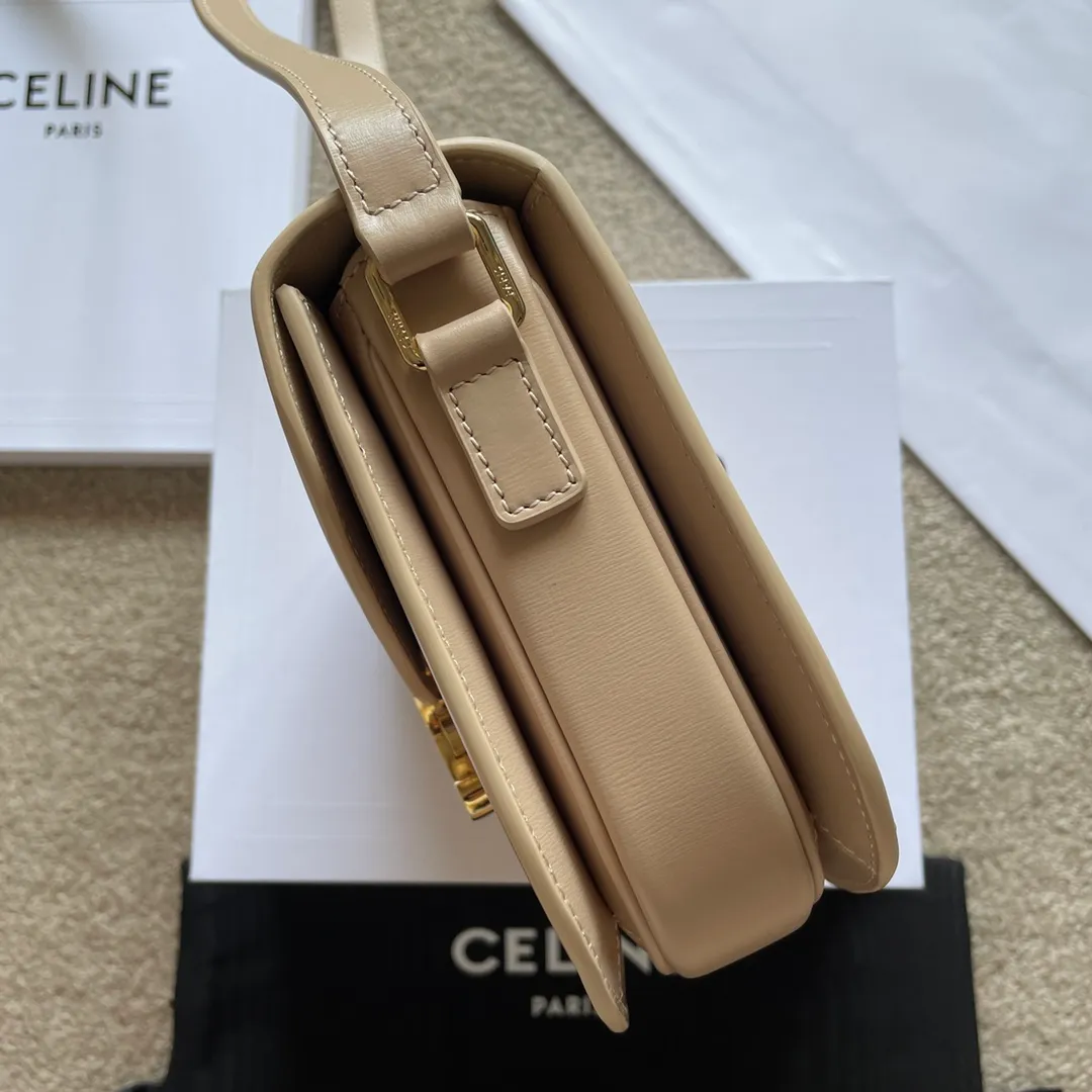 The new TEEN BESACE TRIOMPHE metal lock depicts the iconic style. Glossy cow leather handbag. The bag is made of cow leather. Sheep leather lining. Suitable for crossbody and shoulder carry. Metal TRIOMPHE logo closure. 3 inner compartments. Internal zipper pocket and flat pocket. Model: 110413. Size: 18.5*16*6🌺🌺🌺