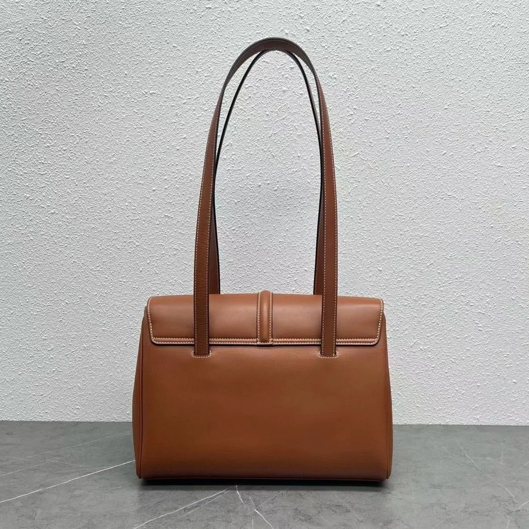 The Soft16 small size attracts a lot of attention. Little fairies who thought the large size was too big before can definitely buy this size. The small size is more everyday, seemingly simple but very eye-catching, low-key and fashionable ~ light weight, soft and comfortable leather, stylish and three-dimensional, a must-have for autumn and winter! Size: 32.5×23×14 Style number: 195543 plain tawny brown