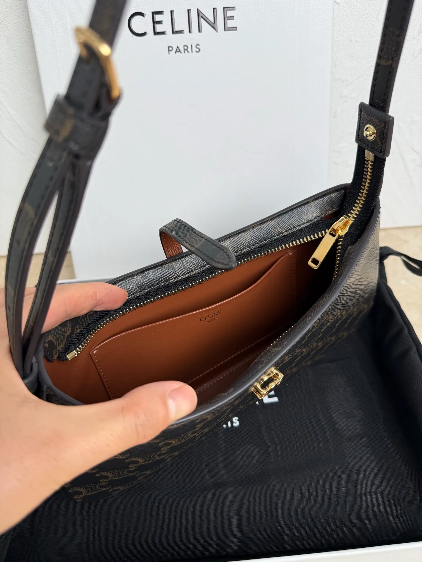 560. CELINE< TINA Shoulder Bag Presbyopia 9.8 X 4.5 X 1 inches (25 X 11.5