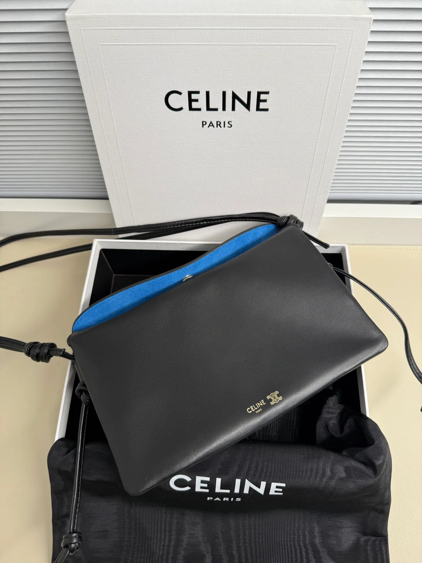 750. The new model retains the classic three-layer design while fully upgrading the details ~ 100% adaptability 💯 💡Three changes: . The front and back bags are changed to metal buckle design, which makes it more casual and sexy. The shoulder straps are knotted and the length can be adjusted as desired. The logo is moved to the bottom of the bag, which is refined and unobtrusive. Size: 22cm. 10p1724