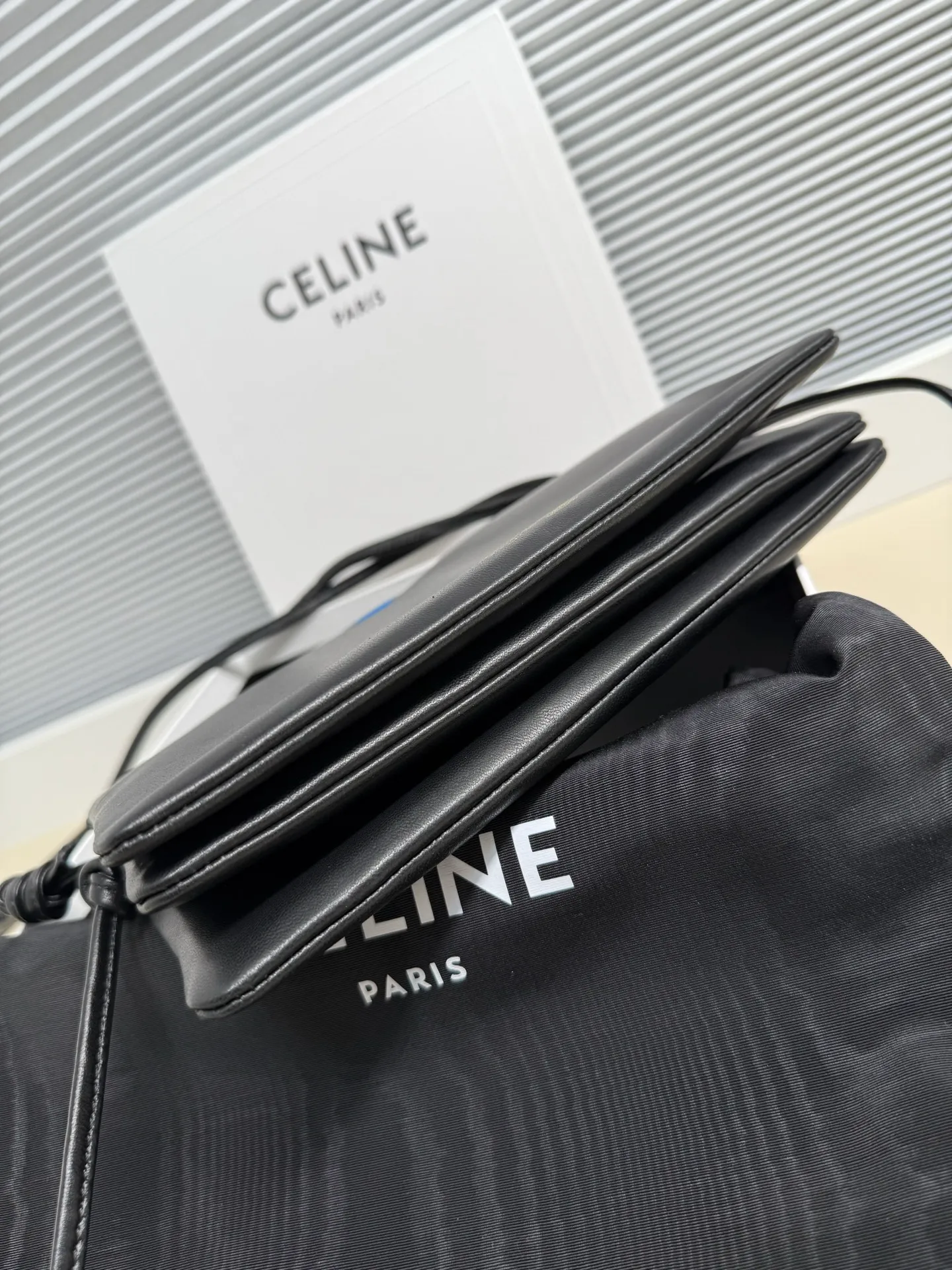 750. The new model retains the classic three-layer design while fully upgrading the details ~ 100% adaptability 💯 💡Three changes: . The front and back bags are changed to metal buckle design, which makes it more casual and sexy. The shoulder straps are knotted and the length can be adjusted as desired. The logo is moved to the bottom of the bag, which is refined and unobtrusive. Size: 22cm. 10p1724