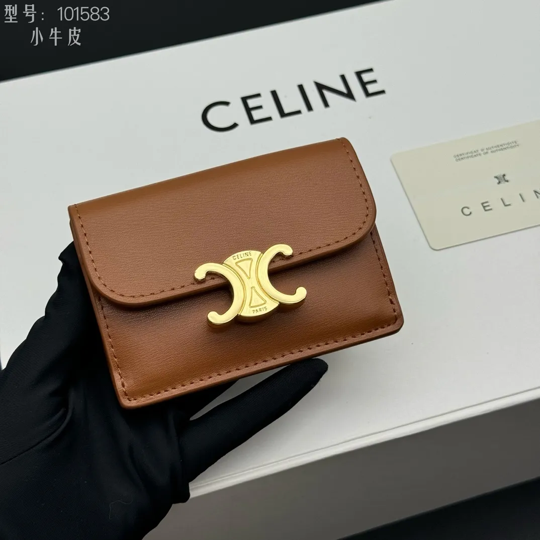 💰120 💎Top quality 💖 𝗖𝗘𝗟𝗜𝗡𝗘 Arc de Triomphe card holder, full leather inside and outside celine new card holder is online ce new classic card holder, cow leather interior triomphe snap closure, 4 card slots inside, 1 outside card slot. Easy to carry when going out, durable and wear-resistant, super light weight! Style number: 10L583 Size: 10.5x7x1cm