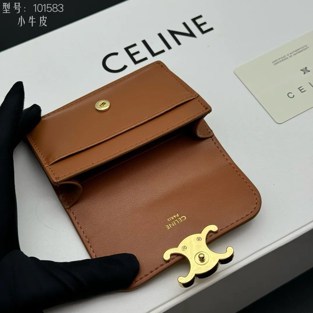 💰120 💎Top quality 💖 𝗖𝗘𝗟𝗜𝗡𝗘 Arc de Triomphe card holder, full leather inside and outside celine new card holder is online ce new classic card holder, cow leather interior triomphe snap closure, 4 card slots inside, 1 outside card slot. Easy to carry when going out, durable and wear-resistant, super light weight! Style number: 10L583 Size: 10.5x7x1cm