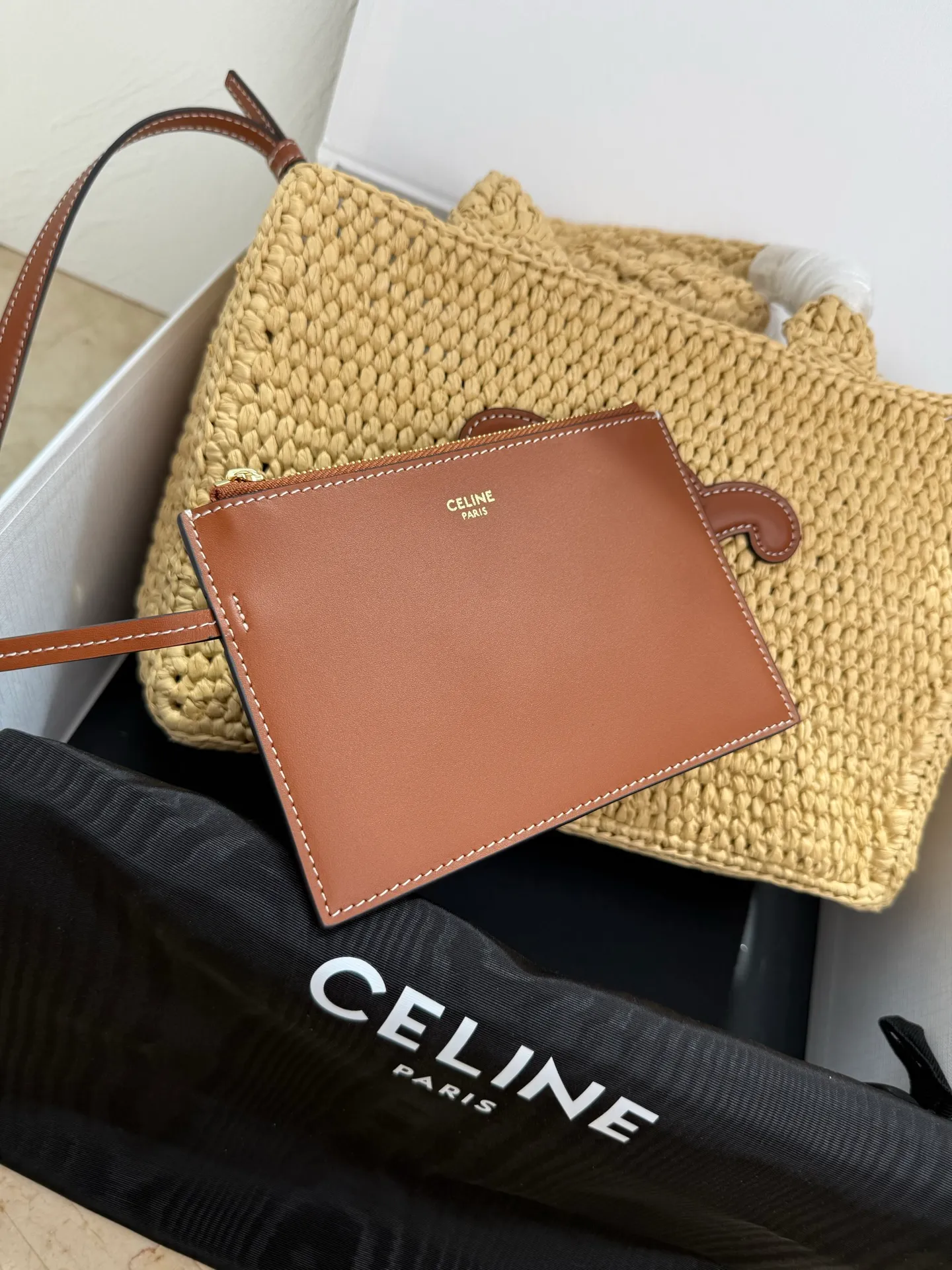 850. CELINE TCABAS THAIS Small Plant Material Wagyu Leather Handbag Midsummer belongs to straw bags🌴🌴🌴 CELINE24 new straw small tote, perfect texture, exquisite details, salty or sweet, French elegance, full of atmosphere👗Multiple carrying methods, can be carried or shoulder~ Compared with previous straw bags, the feel is more delicate and the material is softer. A must-have for summer✨ Purely hand-woven natural grass + three-dimensional Arc de Triomphe retro leather label + small inner bag ‼ ️Note: Hand-woven handbags, each piece is unique. Sizes and shapes may vary slightly. Vegetable material, cowhide leather trim, unlined, gold-tone finish, shoulder carry, 1 internal removable zipped pocket, handle drop 12 cm, removable and adjustable shoulder strap, min. 44 cm, max. 46 cm Dimensions: 27 X 19 X 13 cm Ref.: 116302