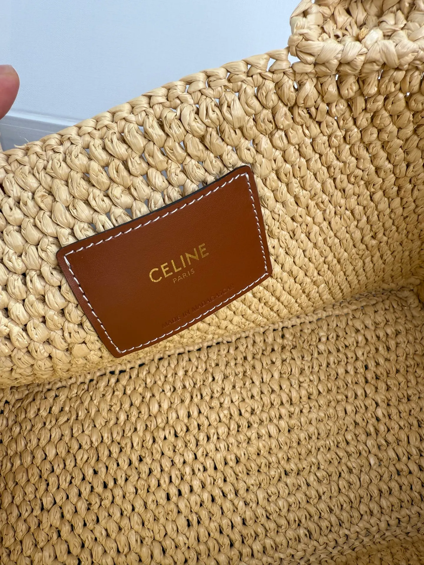 850. CELINE TCABAS THAIS Small Plant Material Wagyu Leather Handbag Midsummer belongs to straw bags🌴🌴🌴 CELINE24 new straw small tote, perfect texture, exquisite details, salty or sweet, French elegance, full of atmosphere👗Multiple carrying methods, can be carried or shoulder~ Compared with previous straw bags, the feel is more delicate and the material is softer. A must-have for summer✨ Purely hand-woven natural grass + three-dimensional Arc de Triomphe retro leather label + small inner bag ‼ ️Note: Hand-woven handbags, each piece is unique. Sizes and shapes may vary slightly. Vegetable material, cowhide leather trim, unlined, gold-tone finish, shoulder carry, 1 internal removable zipped pocket, handle drop 12 cm, removable and adjustable shoulder strap, min. 44 cm, max. 46 cm Dimensions: 27 X 19 X 13 cm Ref.: 116302