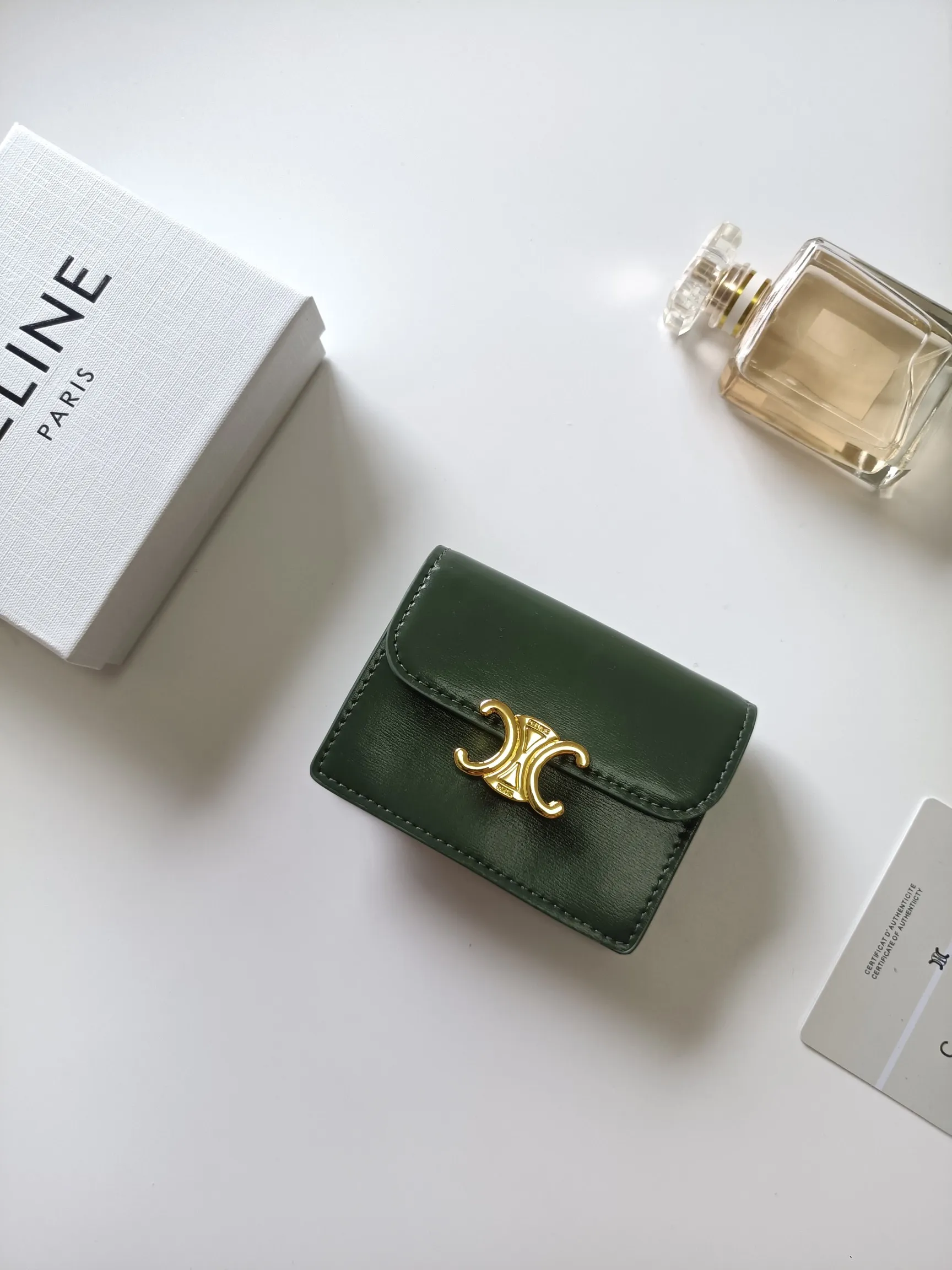 💰150 Celine's new card holder, TRIOMPHE business card holder, classic pattern large surface with plain microfiber interior, gold finish TRIOMPHE metal snap closure, 1 thickened main compartment, 3 inner card slots. No.: 10N063 Size: 10.5x8.5x3 cm