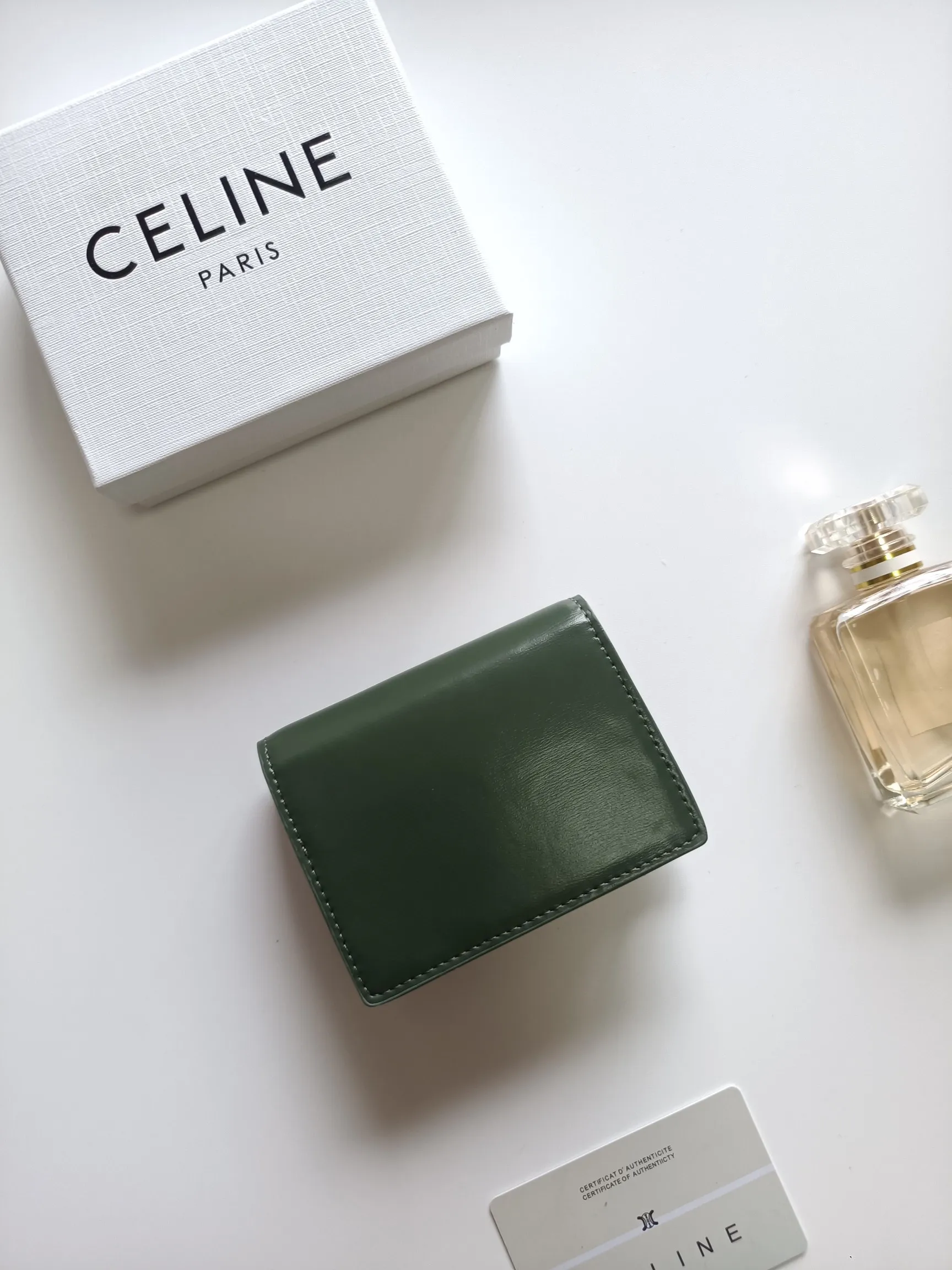💰150 Celine's new card holder, TRIOMPHE business card holder, classic pattern large surface with plain microfiber interior, gold finish TRIOMPHE metal snap closure, 1 thickened main compartment, 3 inner card slots. No.: 10N063 Size: 10.5x8.5x3 cm