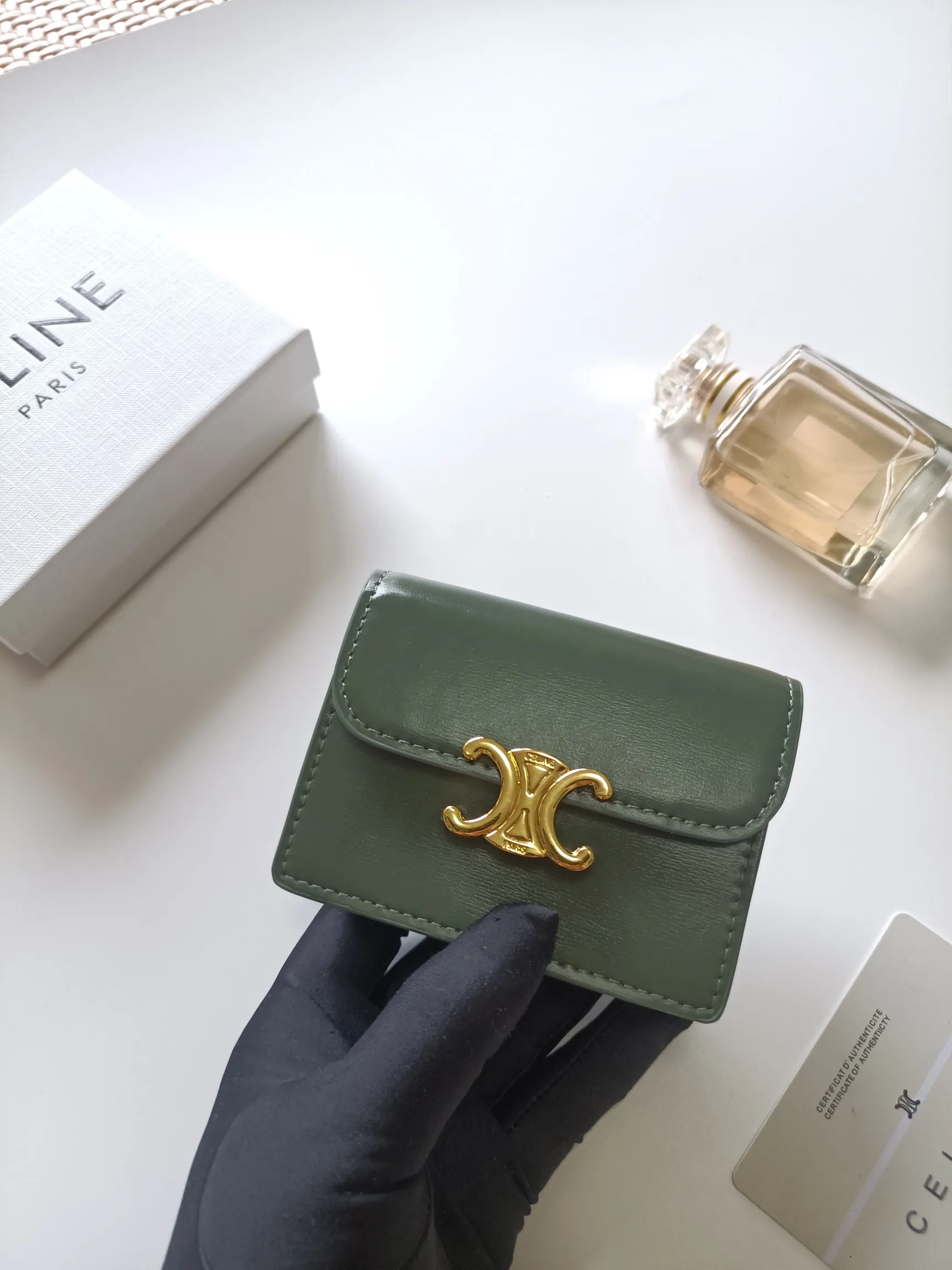 💰150 Celine's new card holder, TRIOMPHE business card holder, classic pattern large surface with plain microfiber interior, gold finish TRIOMPHE metal snap closure, 1 thickened main compartment, 3 inner card slots. No.: 10N063 Size: 10.5x8.5x3 cm