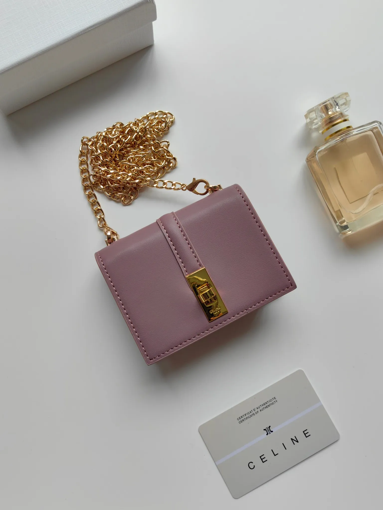 💰140 Celine's latest chain card holder, TRIOMPHE flip chain card holder, can be worn cross-body, classic pattern with plain microfiber interior, rotating lock closure, 1 thickened main compartment, 2 inner card slots. No.: 10M472 Size: 10.5x8.5x3 cm