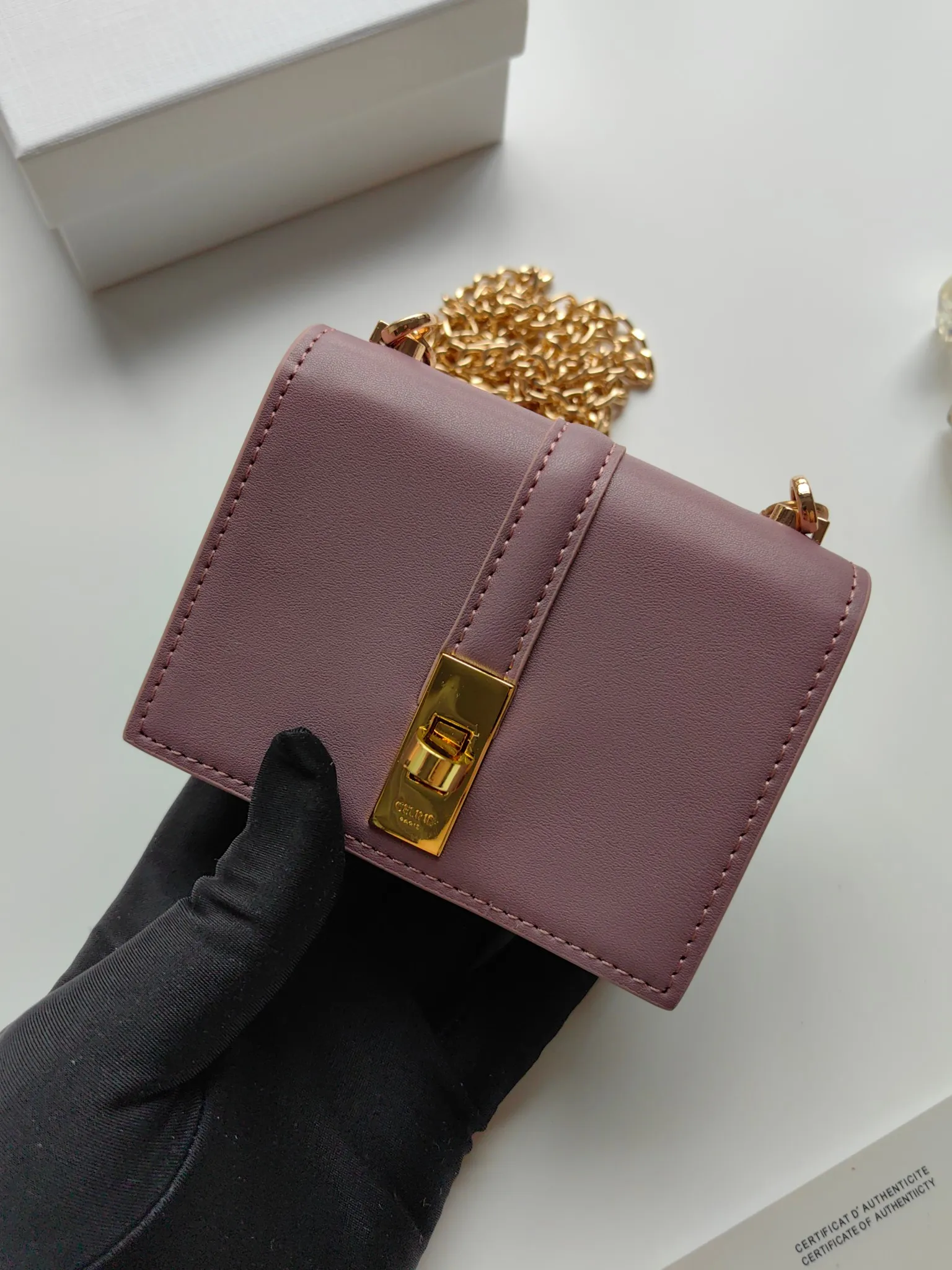 💰140 Celine's latest chain card holder, TRIOMPHE flip chain card holder, can be worn cross-body, classic pattern with plain microfiber interior, rotating lock closure, 1 thickened main compartment, 2 inner card slots. No.: 10M472 Size: 10.5x8.5x3 cm