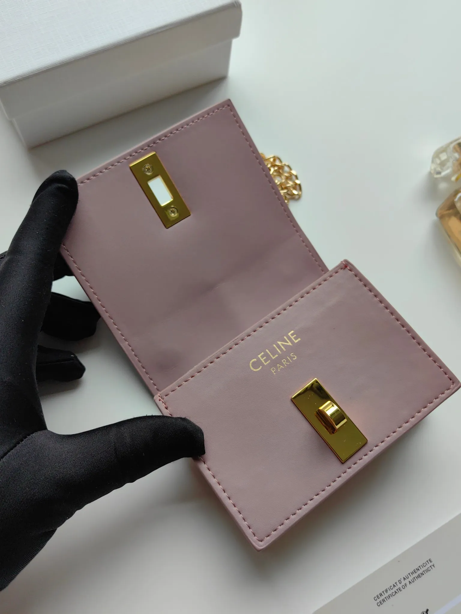 💰140 Celine's latest chain card holder, TRIOMPHE flip chain card holder, can be worn cross-body, classic pattern with plain microfiber interior, rotating lock closure, 1 thickened main compartment, 2 inner card slots. No.: 10M472 Size: 10.5x8.5x3 cm