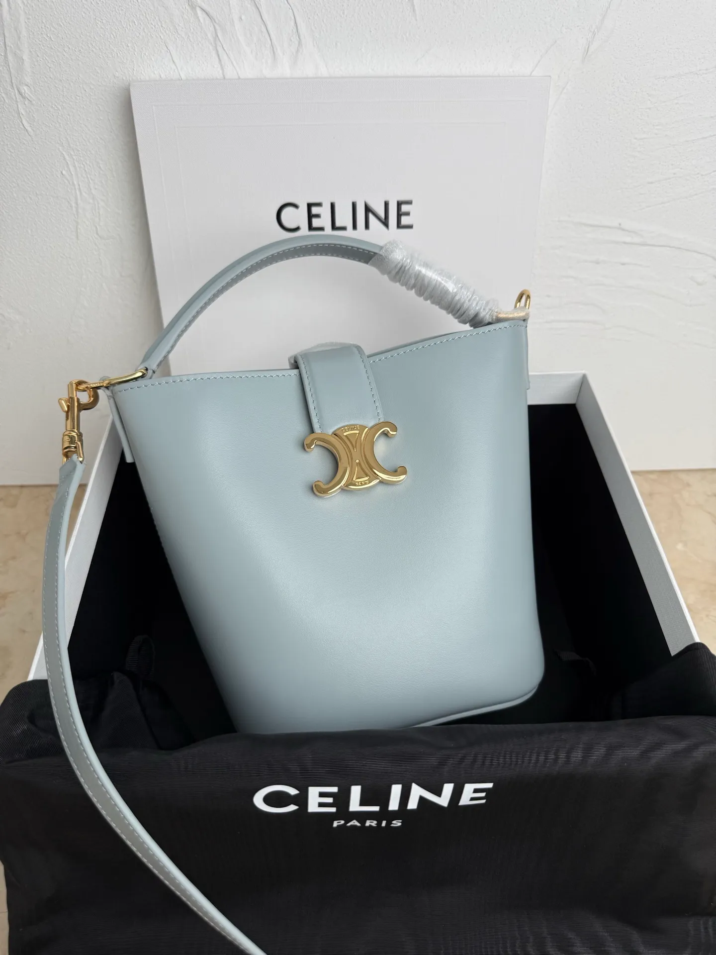 p1500𝗖𝗘𝗟𝗜𝗡𝗘 | LOUISE SMALL Smooth Cow Leather Handbag 6 X 7 X 5 inches (16 Removable and adjustable shoulder strap, minimum length 19" (48cm), maximum length 21" (53.5cm) Number: 119173FX9.38NO
