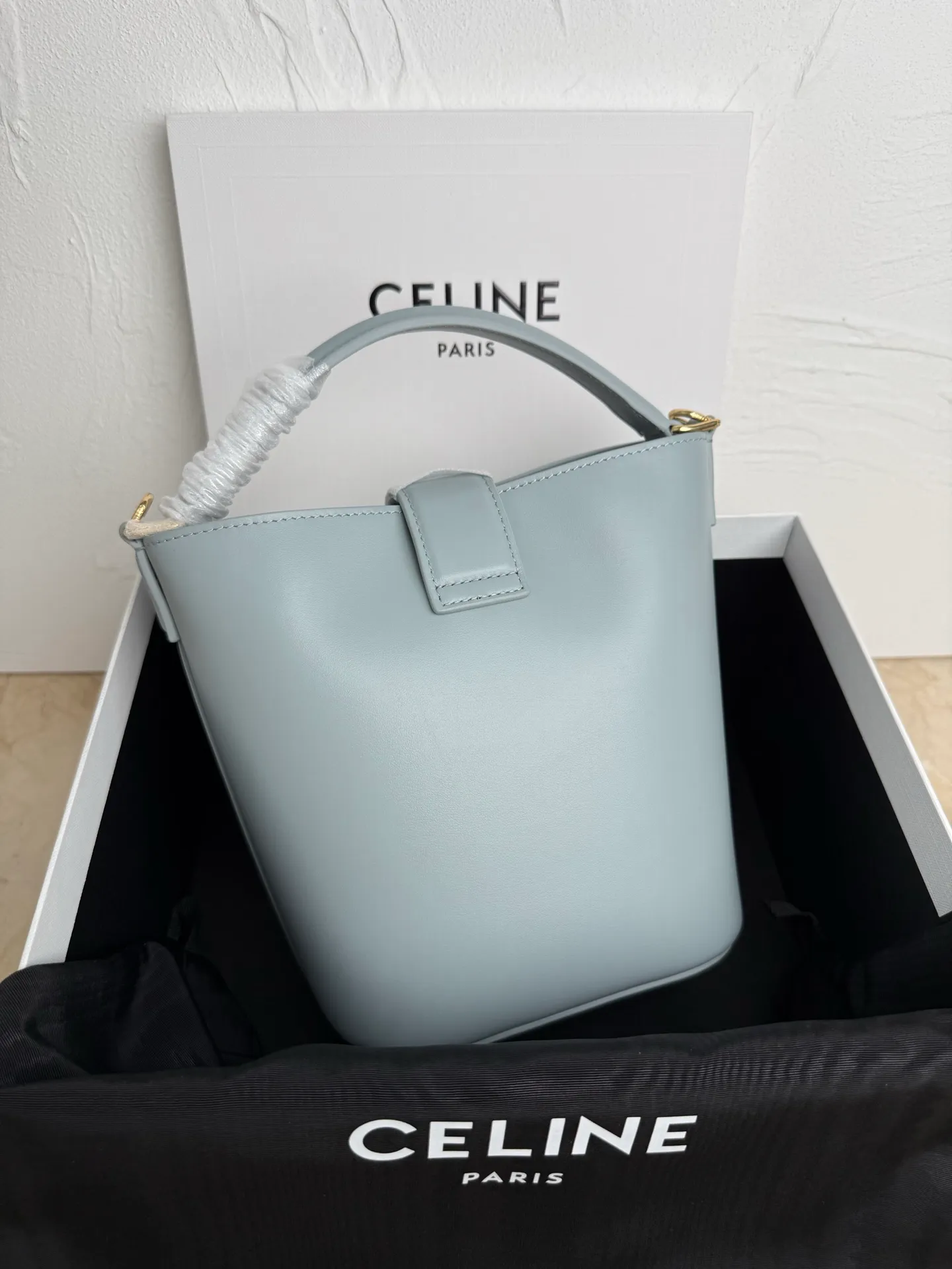 p1500𝗖𝗘𝗟𝗜𝗡𝗘 | LOUISE SMALL Smooth Cow Leather Handbag 6 X 7 X 5 inches (16 Removable and adjustable shoulder strap, minimum length 19" (48cm), maximum length 21" (53.5cm) Number: 119173FX9.38NO